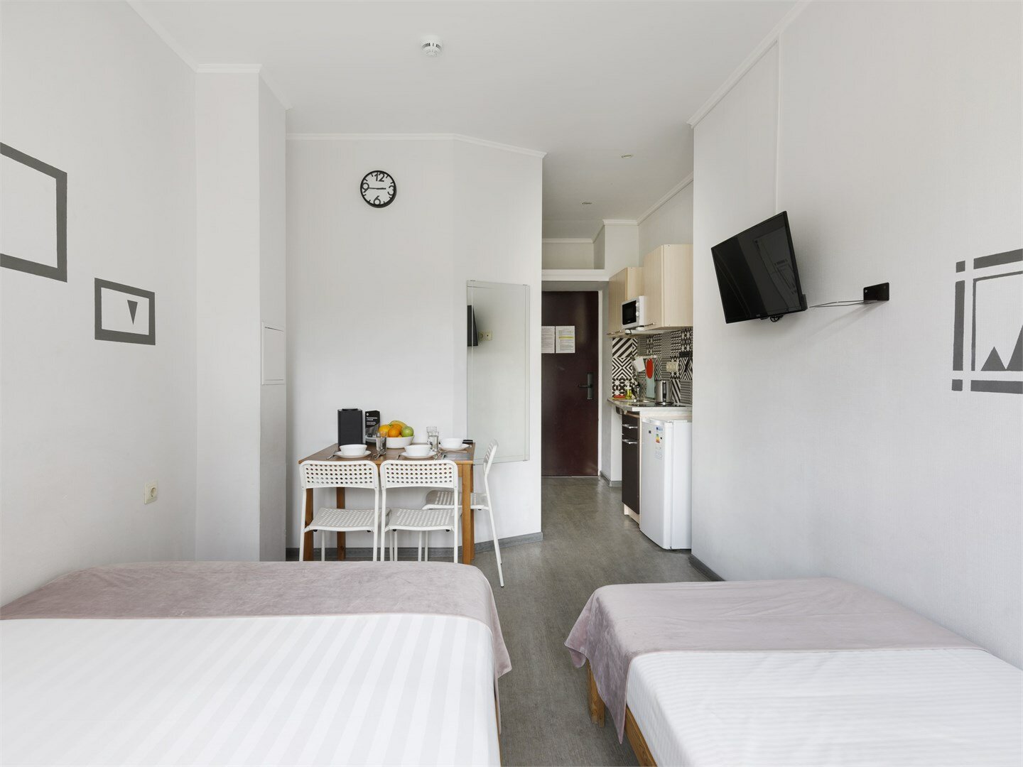 Трехместная бизнес студия с большой кроватью и с диваном