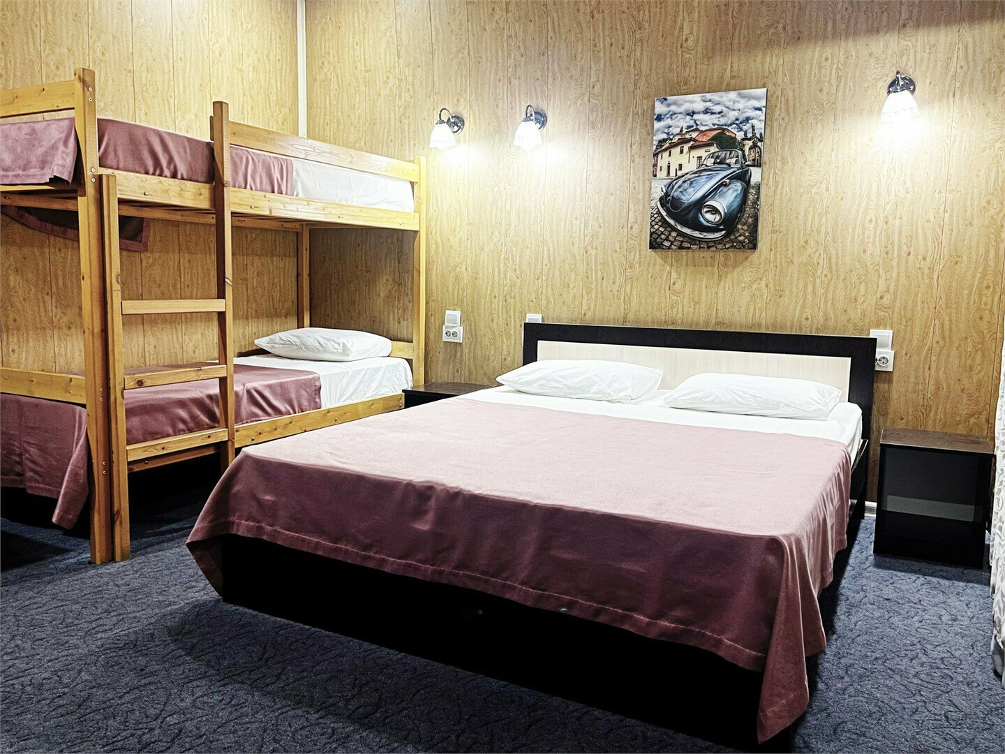 Четырехместный номер в цокольном этаже со своим санузлом без кухни