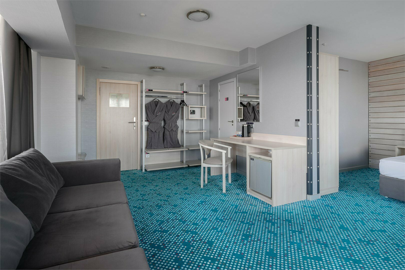 Люкс студия с двуспальной кроватью и диваном (YALTA INTOURIST)