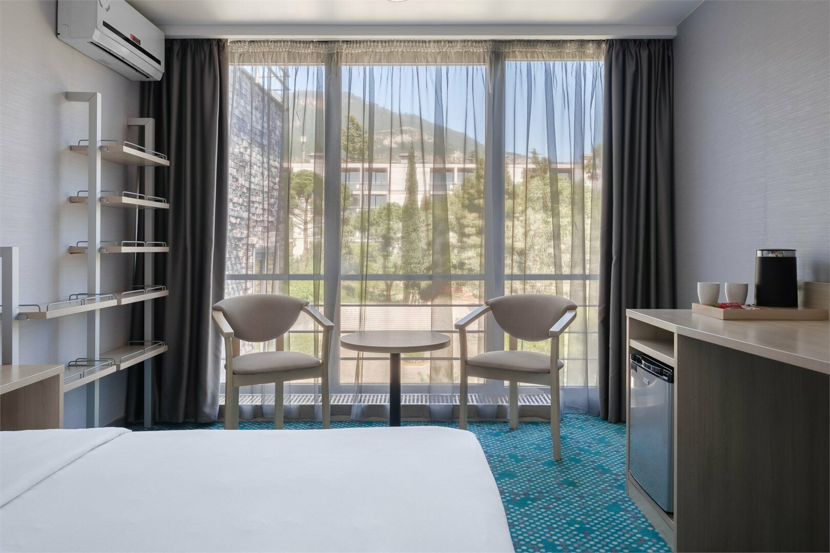 Люкс двухкомнатный с двуспальной и двумя односпальными кроватями / раскладными креслами (GREEN PARK)