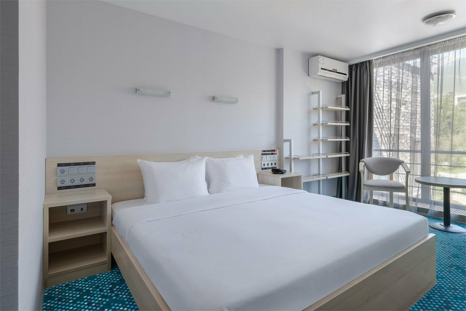 Люкс двухкомнатный с двуспальной и двумя односпальными кроватями / раскладными креслами (GREEN PARK)