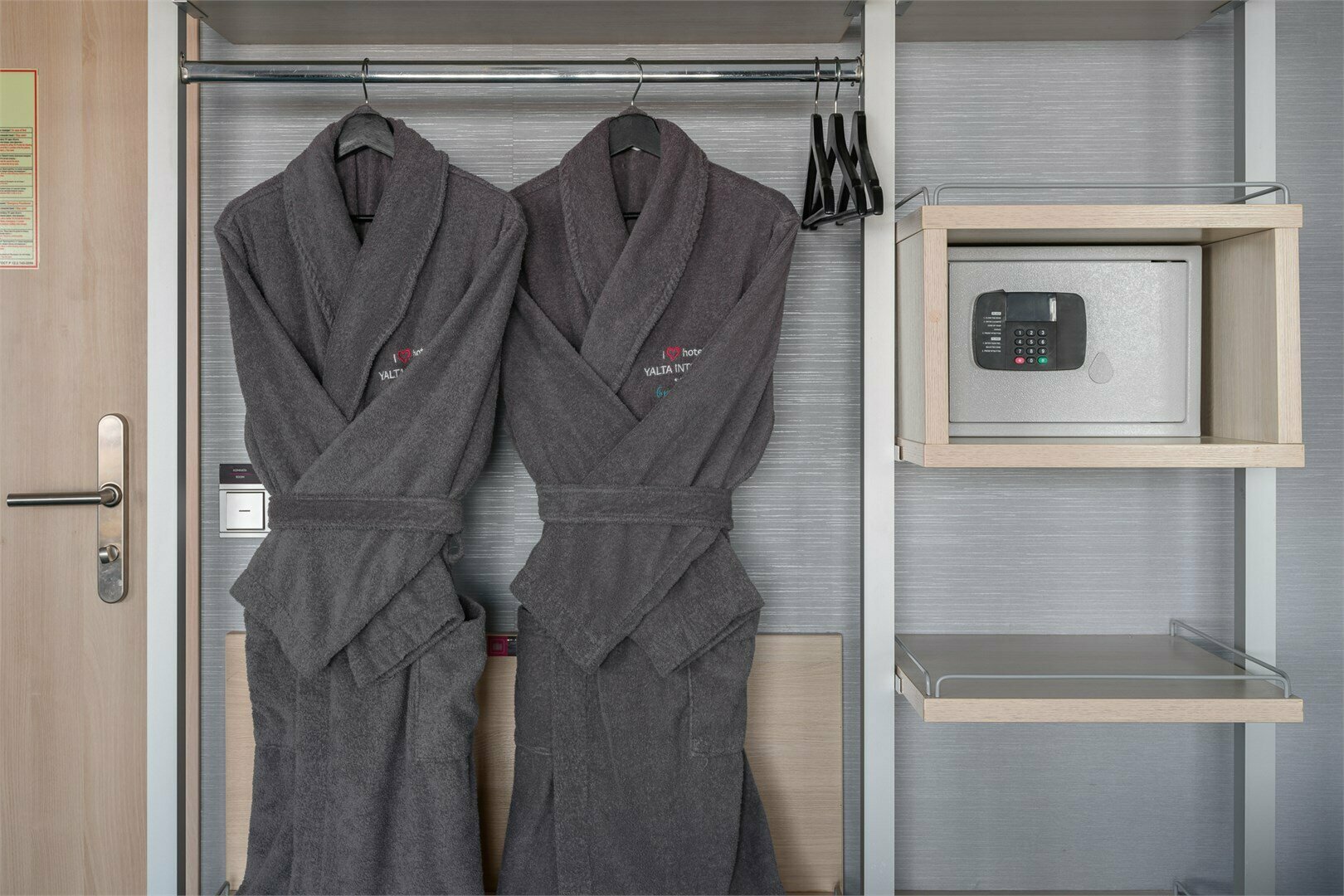 Люкс студия с двуспальной кроватью и диваном (YALTA INTOURIST)