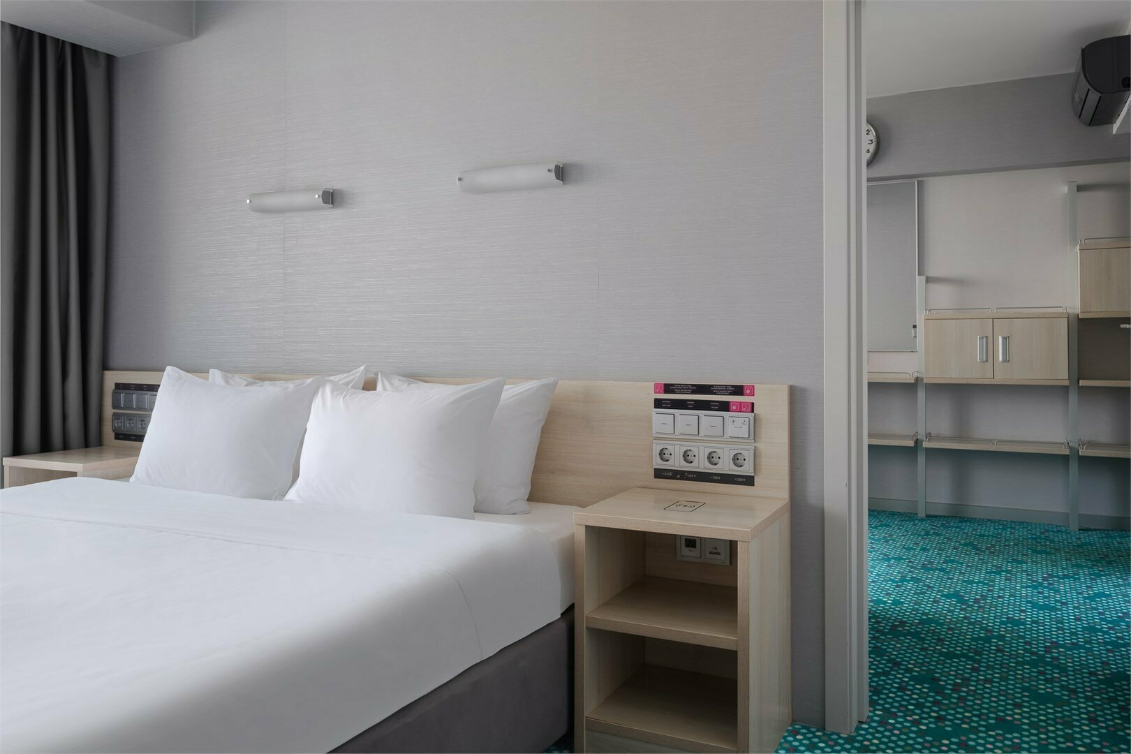 Люкс двухкомнатный с двуспальной кроватью и диваном (YALTA INTOURIST)