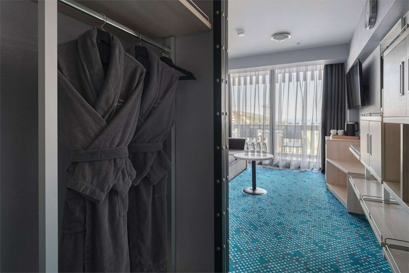 Люкс двухкомнатный с двуспальной кроватью и диваном (YALTA INTOURIST)