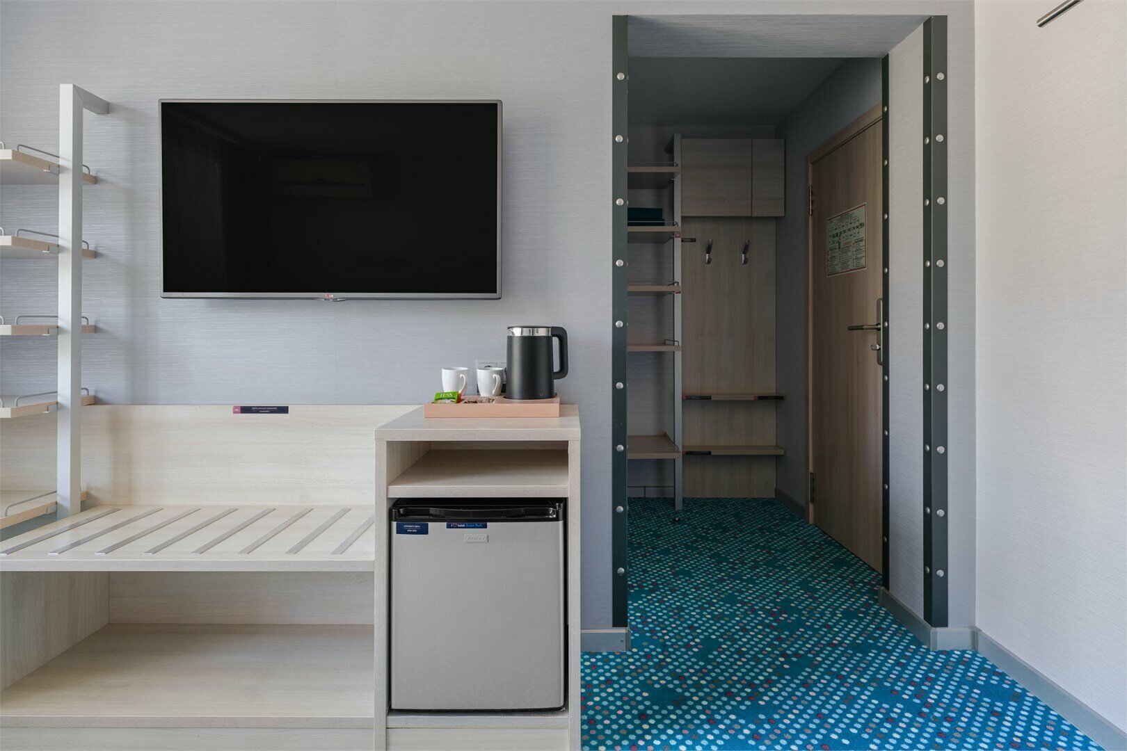 Люкс двухкомнатный с двуспальной и двумя односпальными кроватями / раскладными креслами (GREEN PARK)