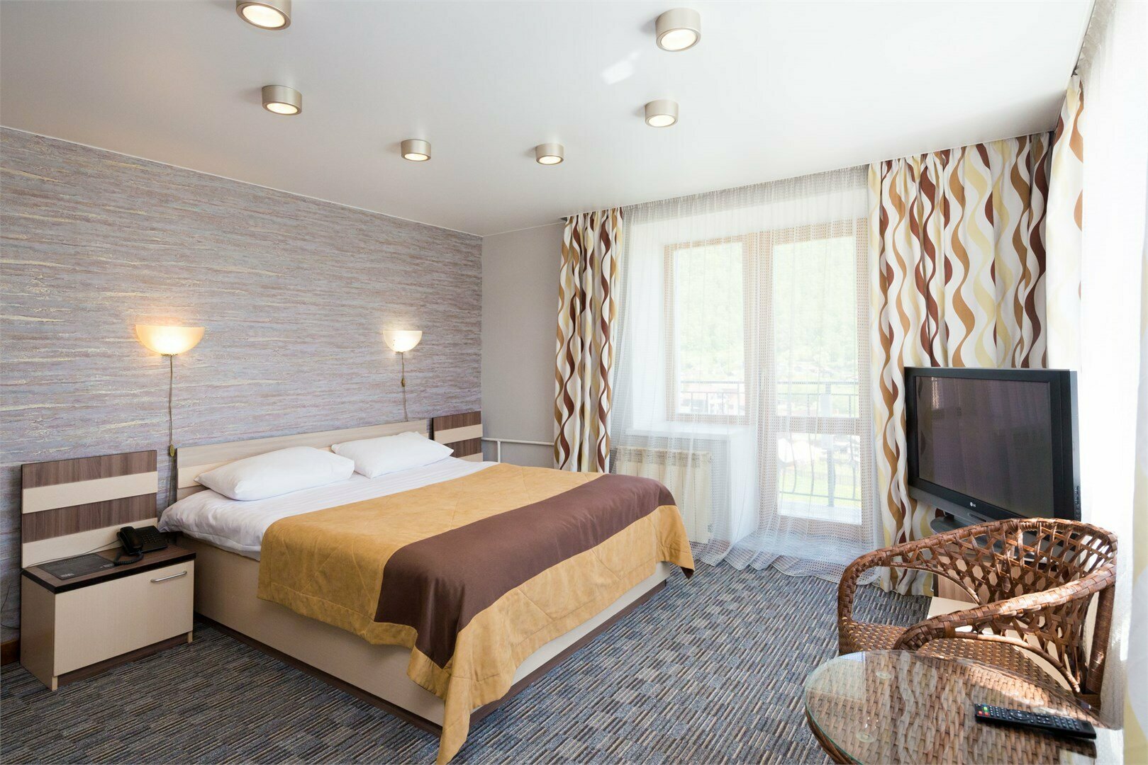 Джуниор Сюит