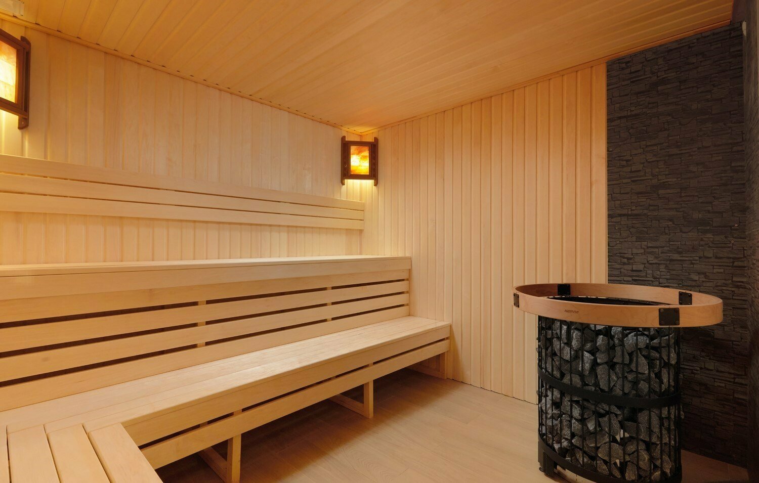 Коттедж с бассейном и сауной