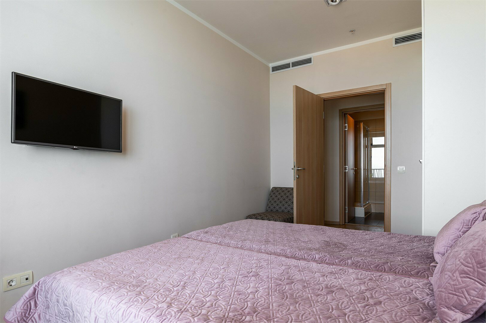 Трехкомнатные улучшенные апартаменты с двумя спальнями (7 этаж)