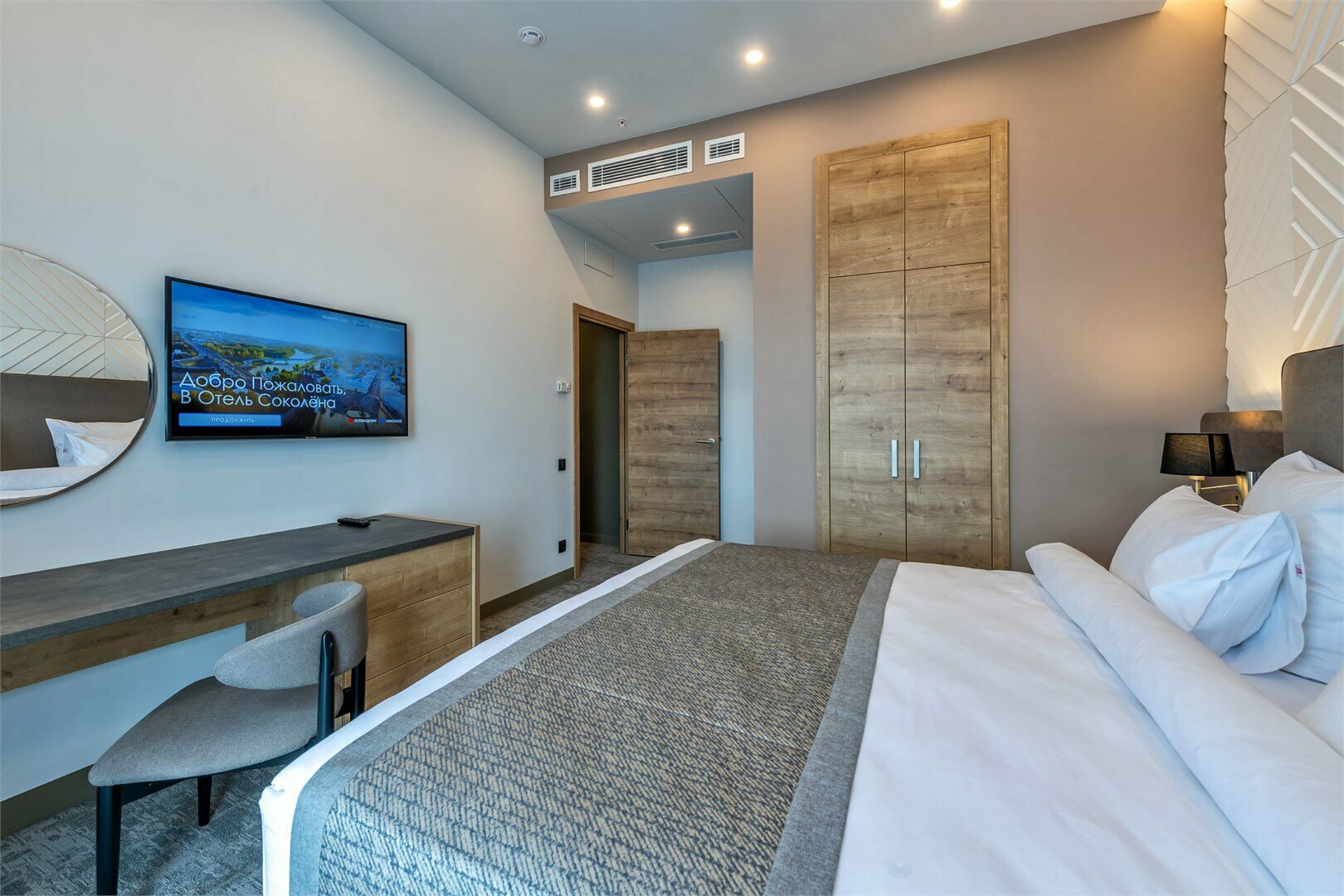 Сюит с двуспальной кроватью и двумя односпальными кроватями