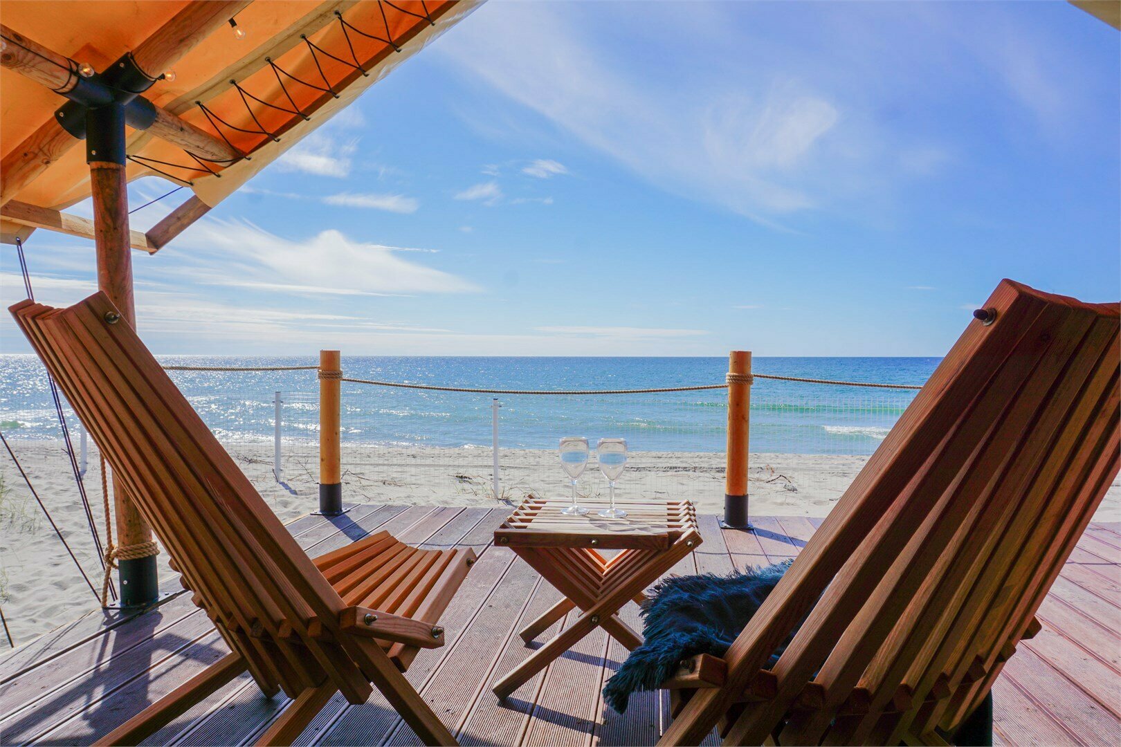 Тент-хаус на море