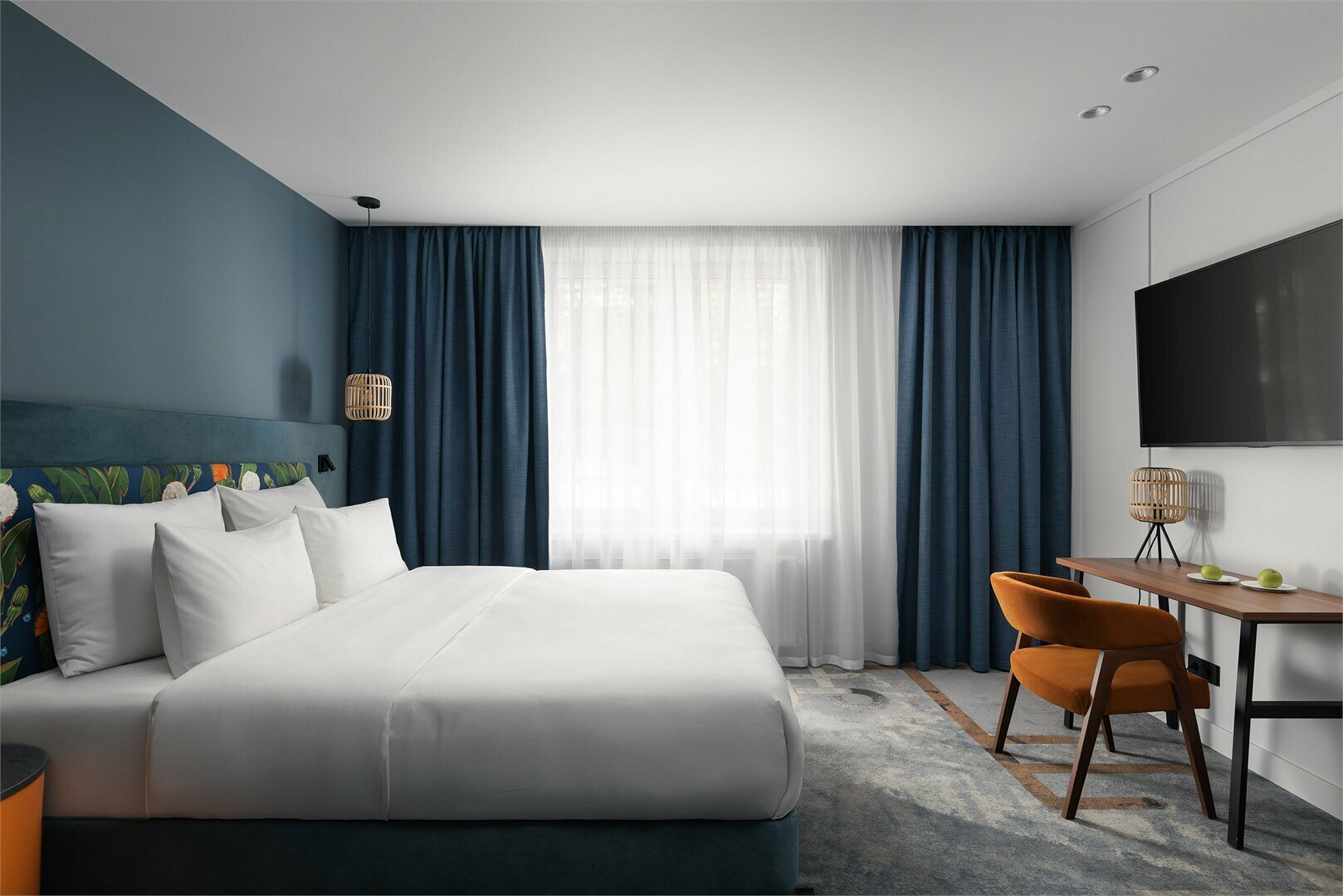 Номер Classic Superior Village c двуспальной кроватью и диваном