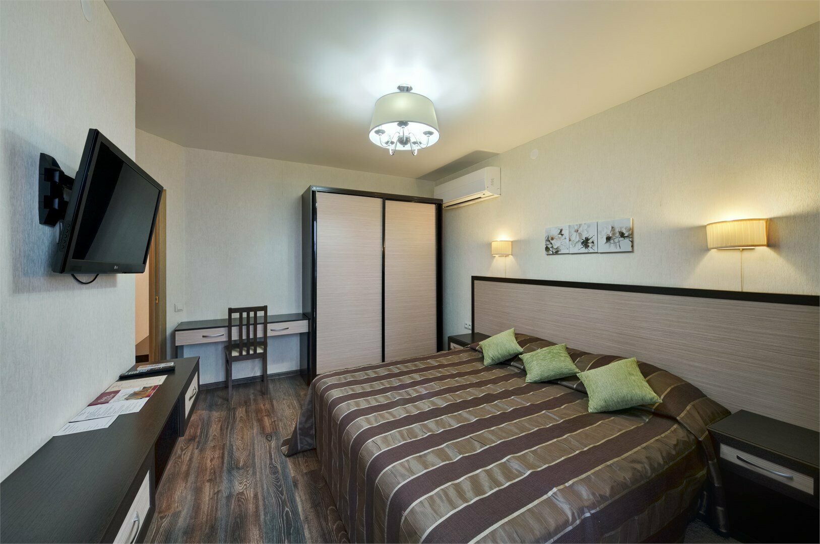 Однокомнатный номер-студия бизнес-класса с гостиной-кухней и спальней