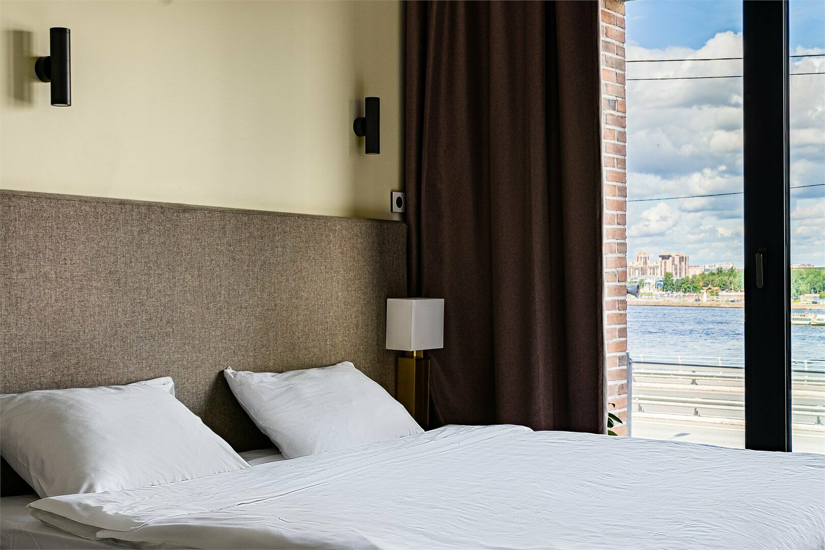 Студия с видом на реку