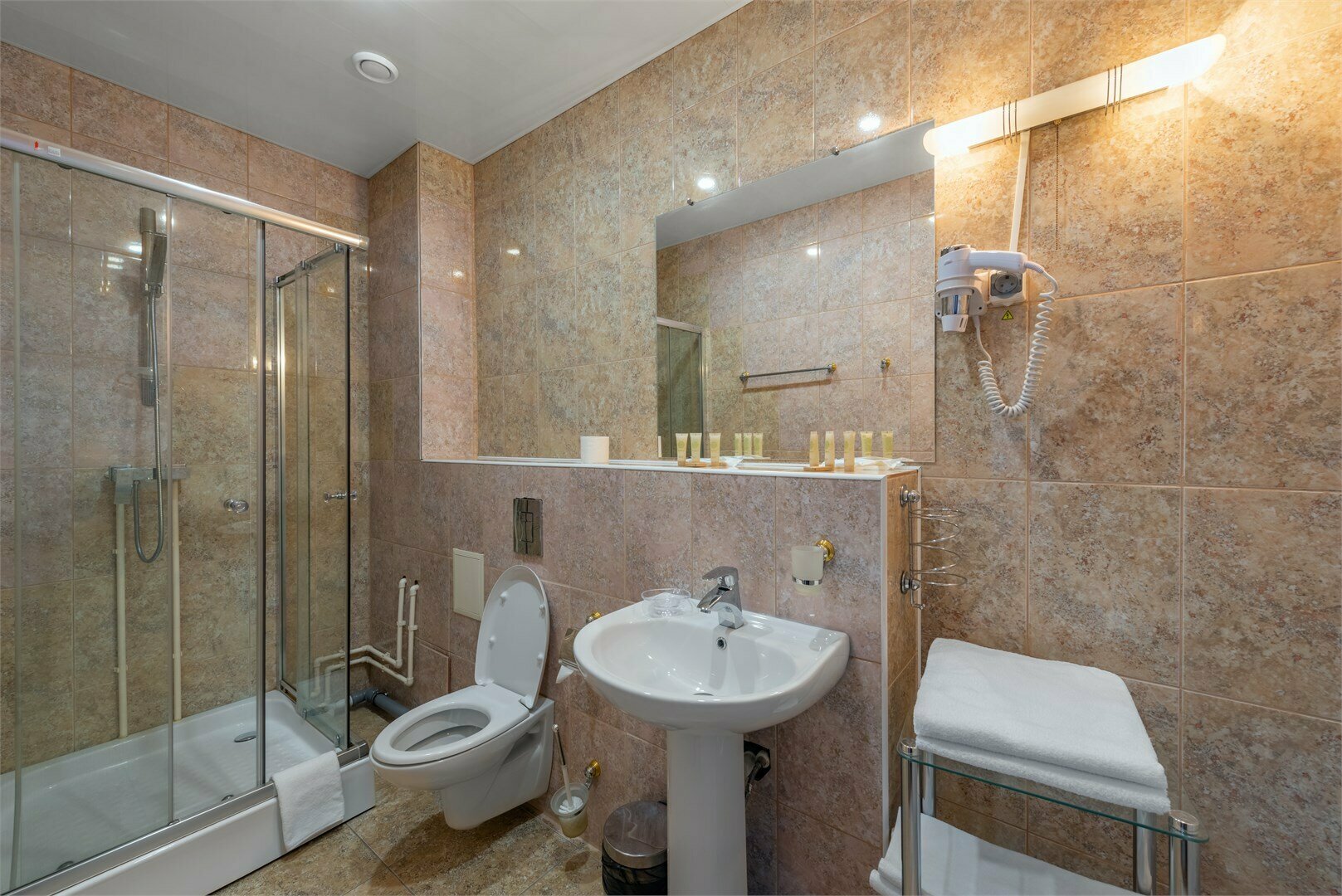 Люкс/Luxe Double Room (двухкомнатный номер с одной двуспальной кроватью)