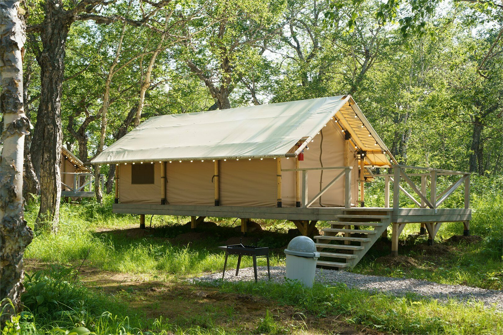 Палатка в глэмпинге "Микижа" на противоположной стороне озера
