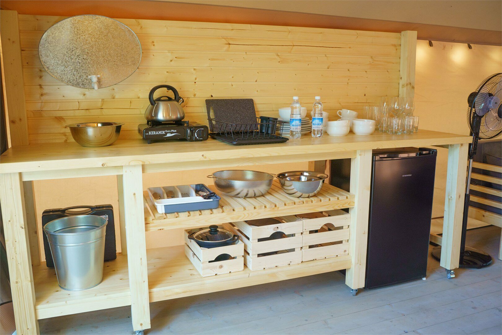 Палатка в глэмпинге "Микижа" на противоположной стороне озера