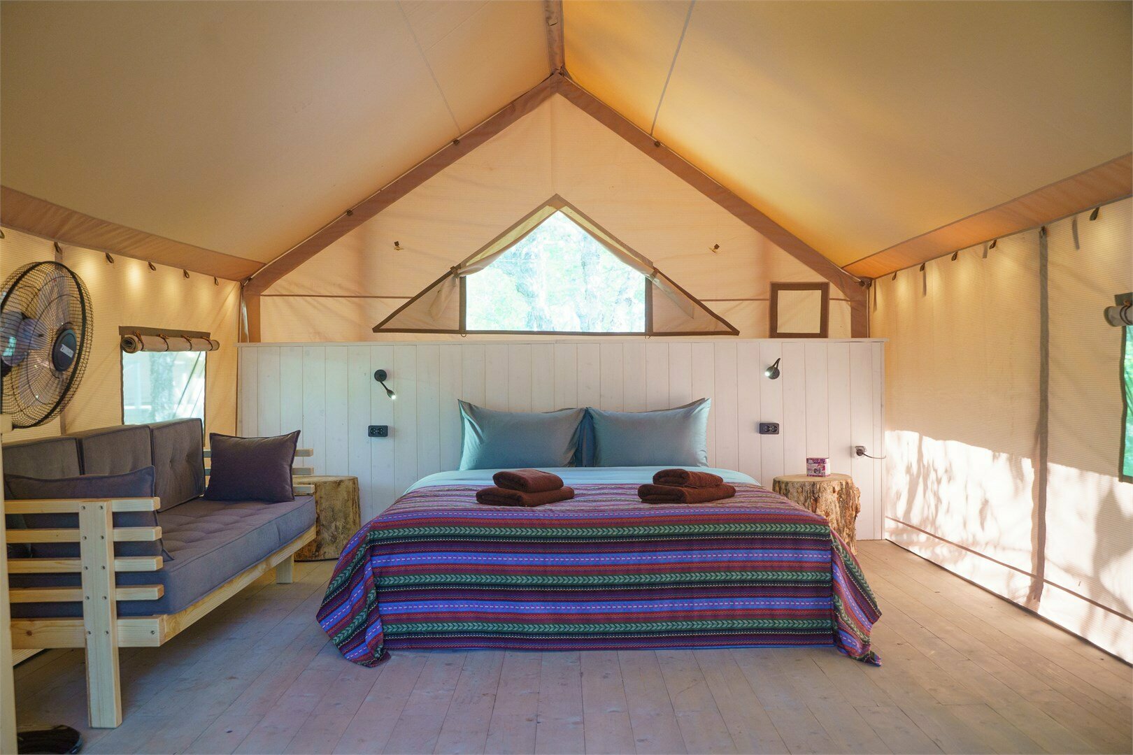 Палатка в глэмпинге "Микижа" на противоположной стороне озера