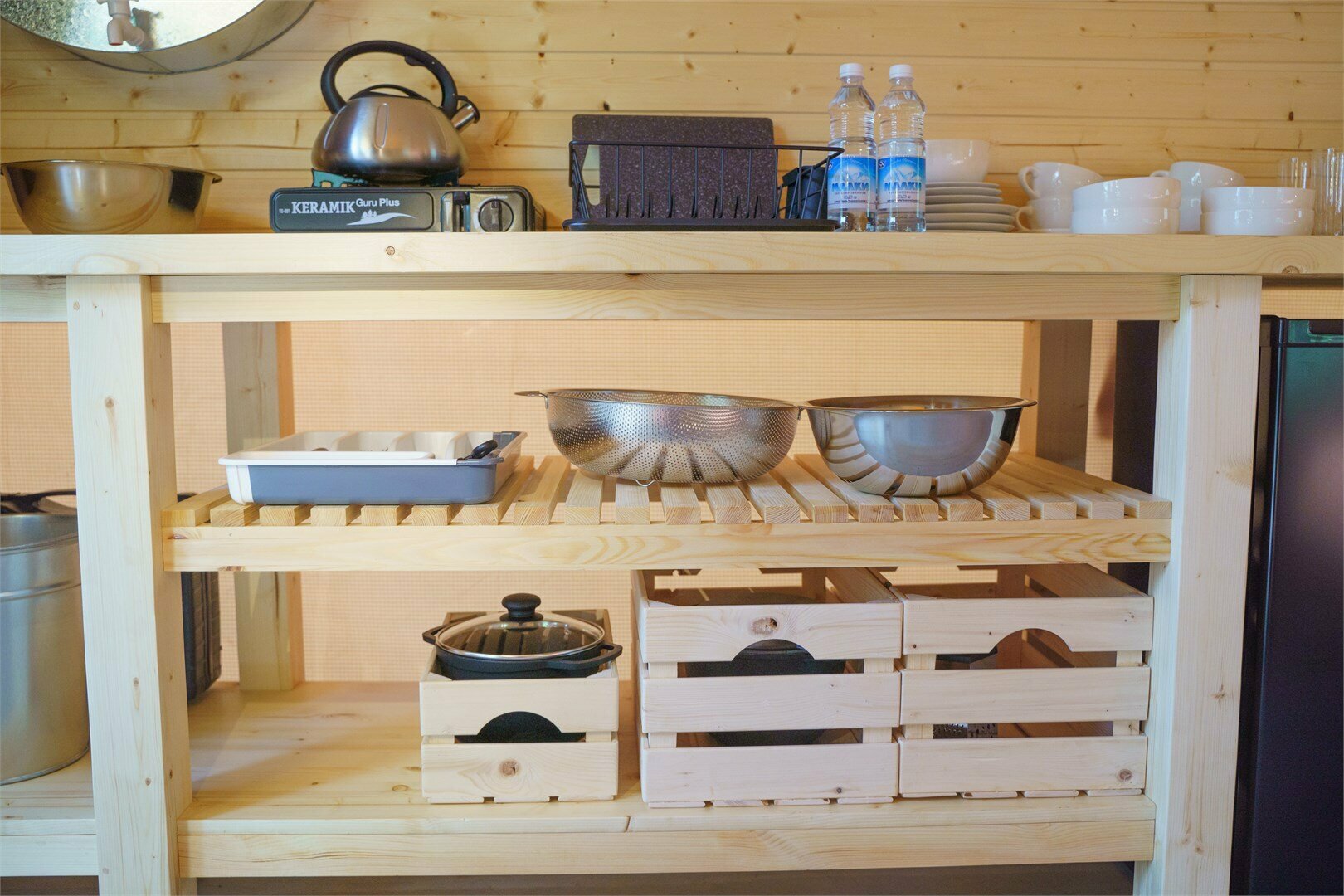 Палатка в глэмпинге "Микижа" на противоположной стороне озера