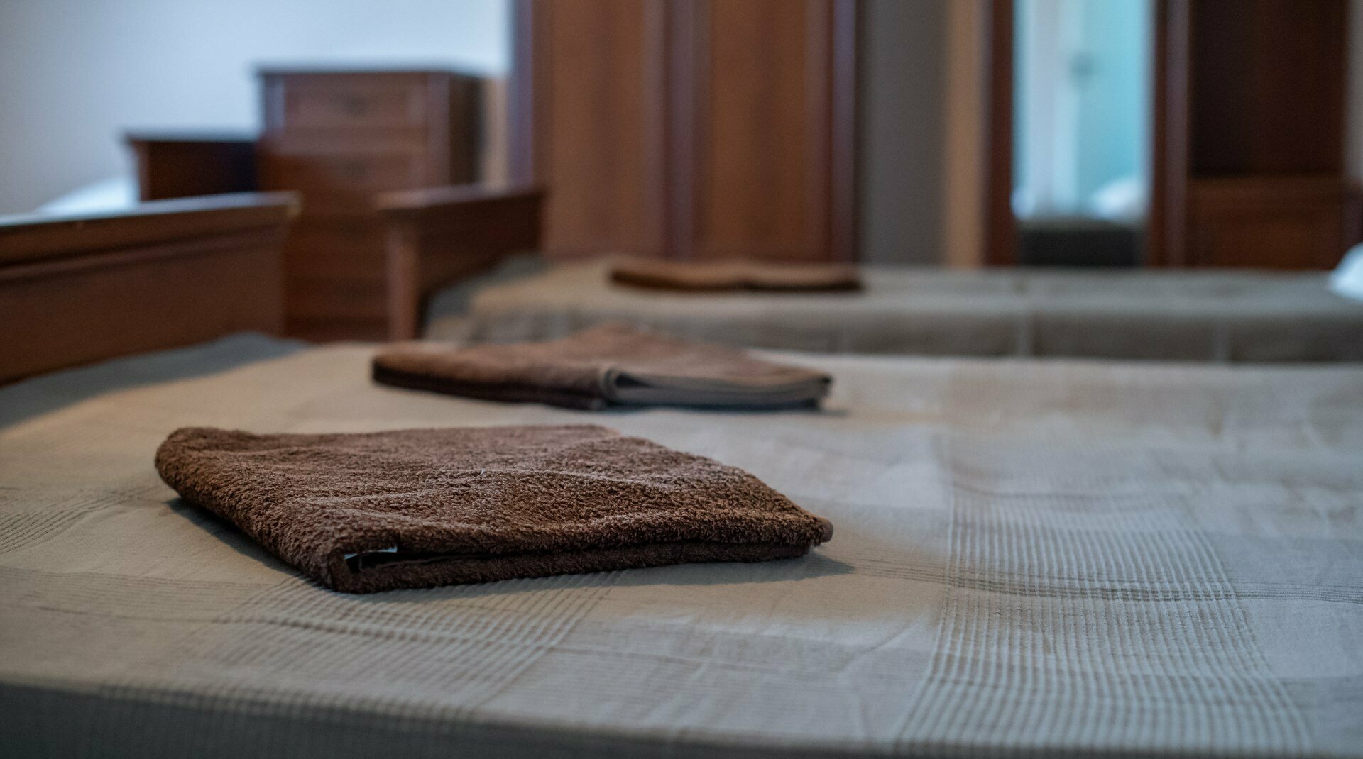 Четырёхместный номер с двуспальной кроватью и двумя односпальными