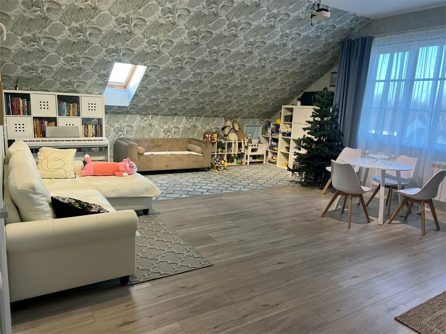 Двухкомнатные апартаменты с кухней и гостиной