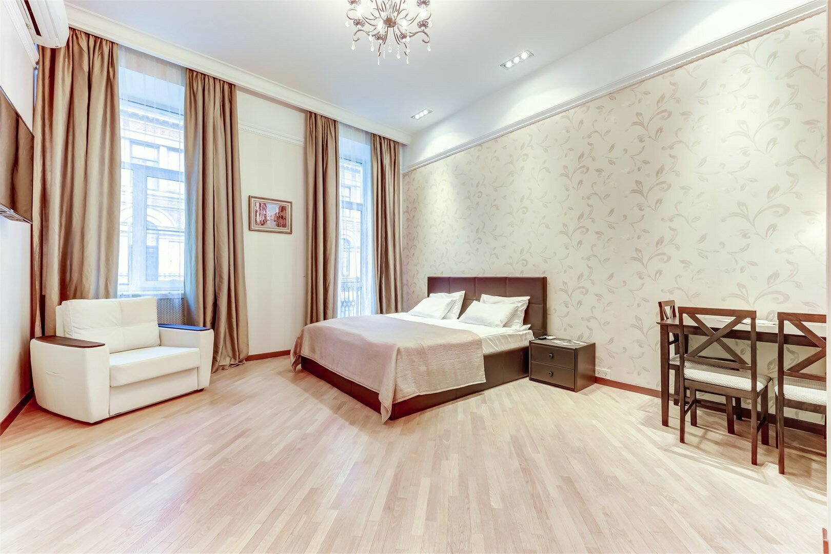 Апартаменты Классик с балконом на Караванной