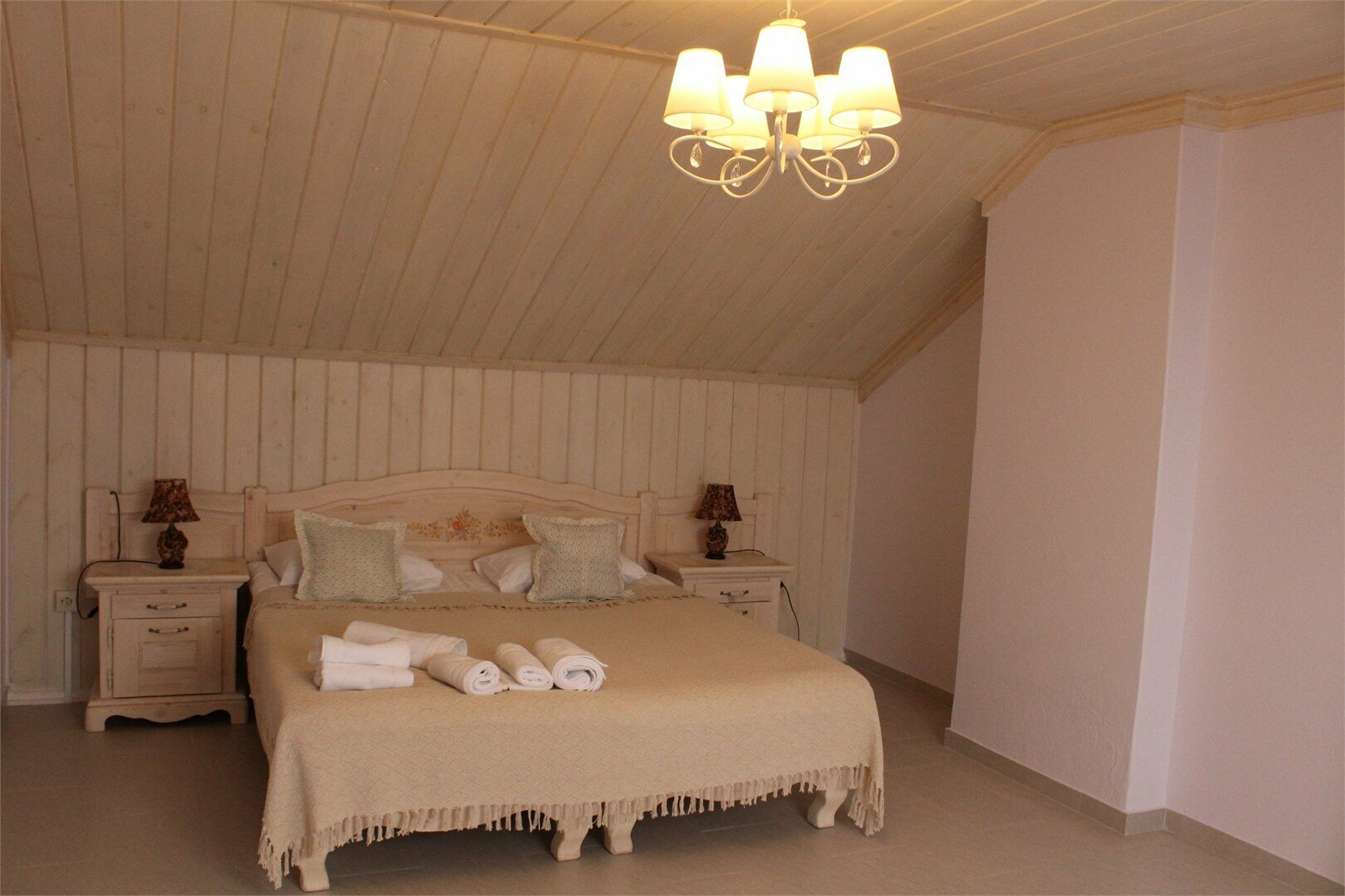 Трёхместный мансардный номер Люкс