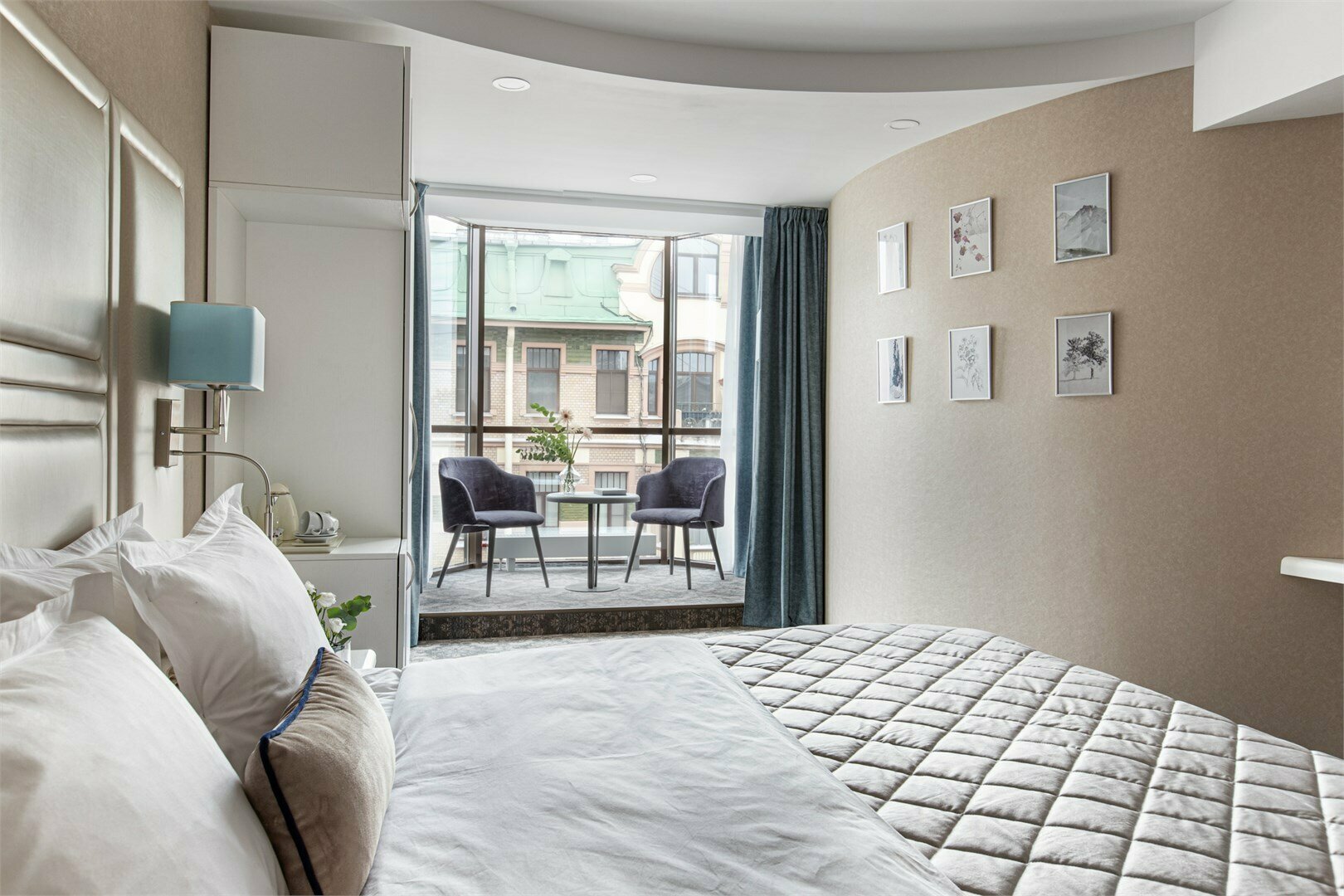 Делюкс с эркером и красивым панорамным видом на город