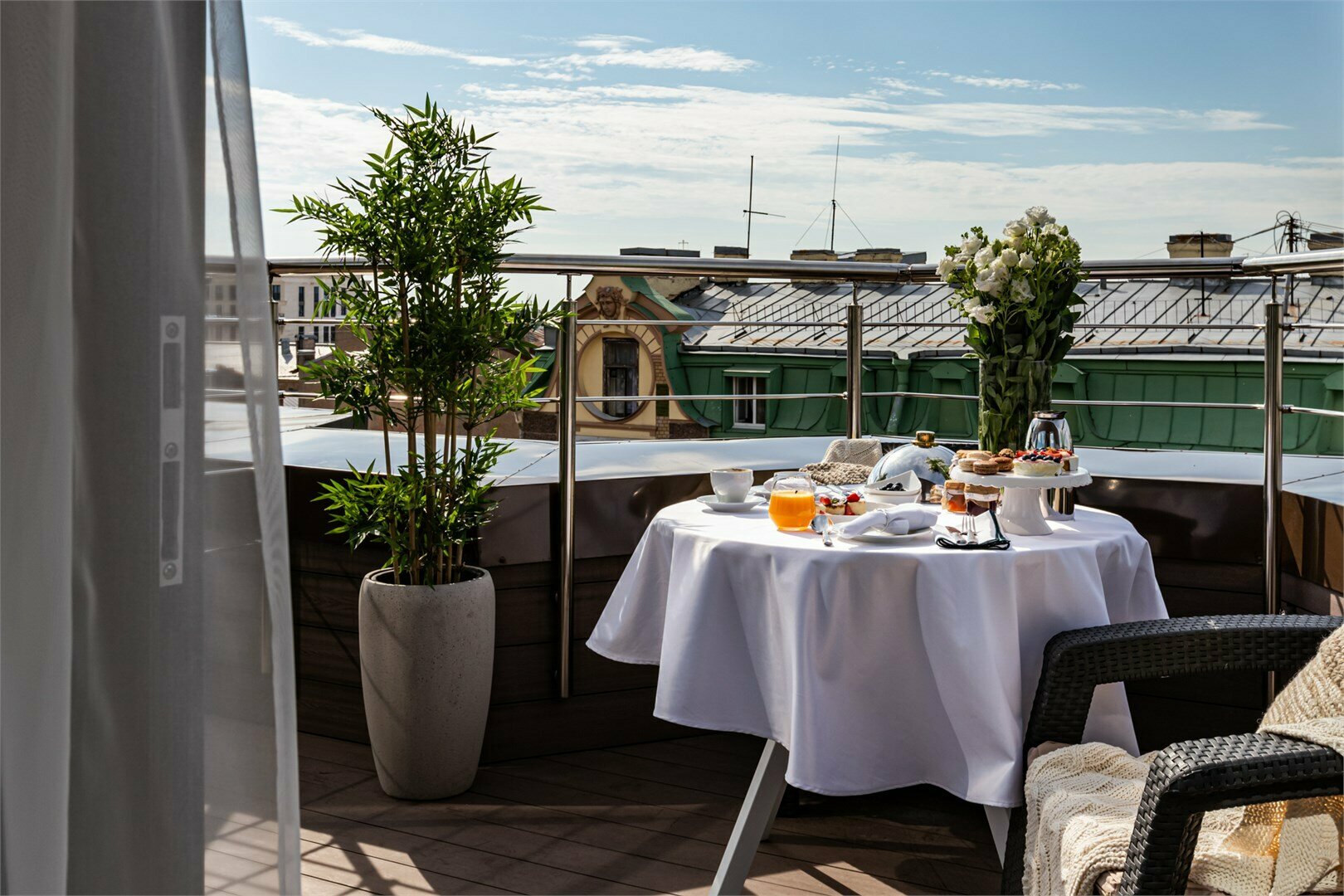 Супериор с террасой и красивым видом на город