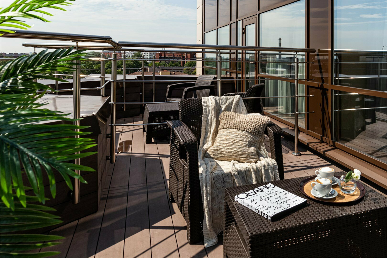 Супериор с террасой и красивым видом на город