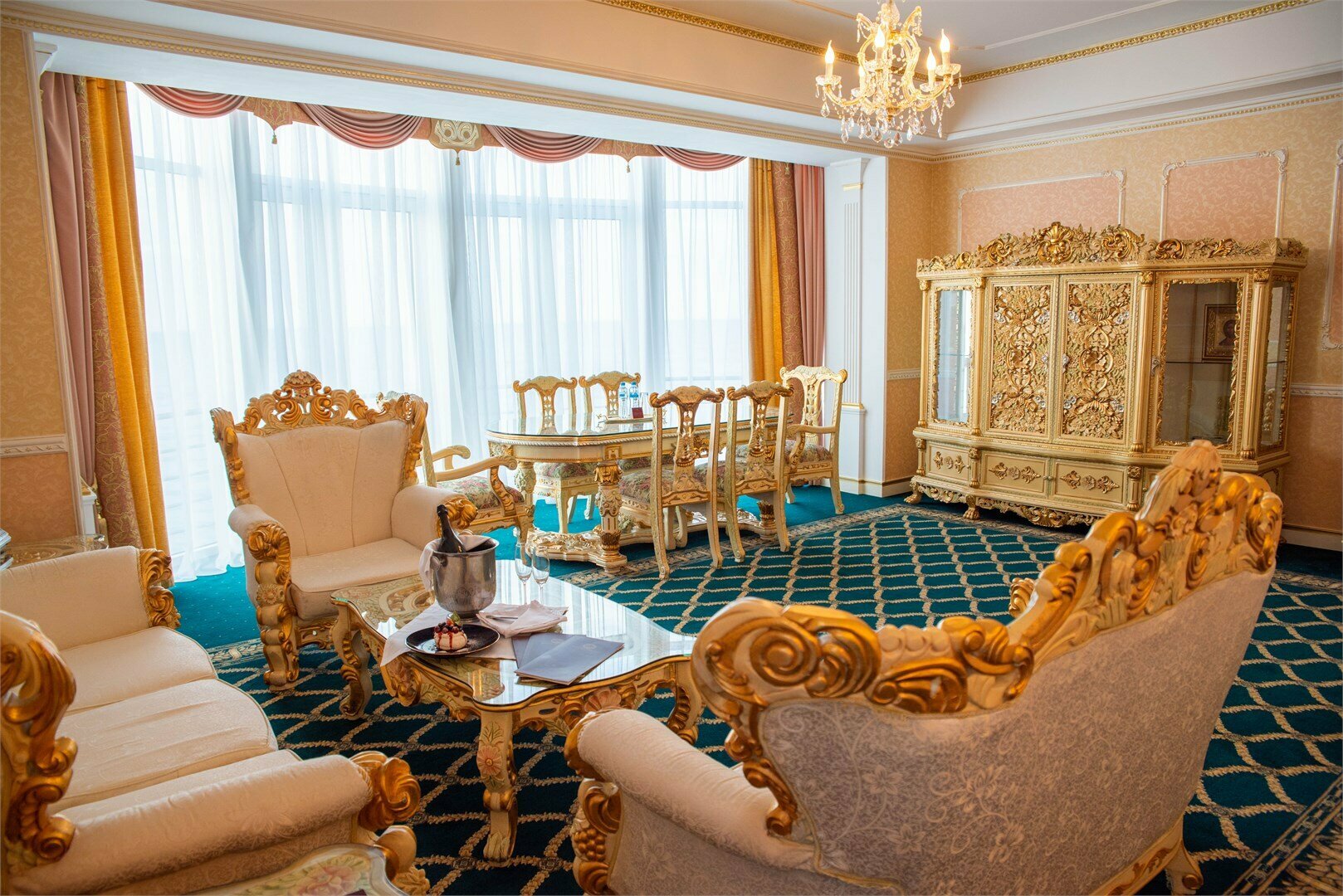 Президентский двухкомнатный люкс с балконом и видом на море