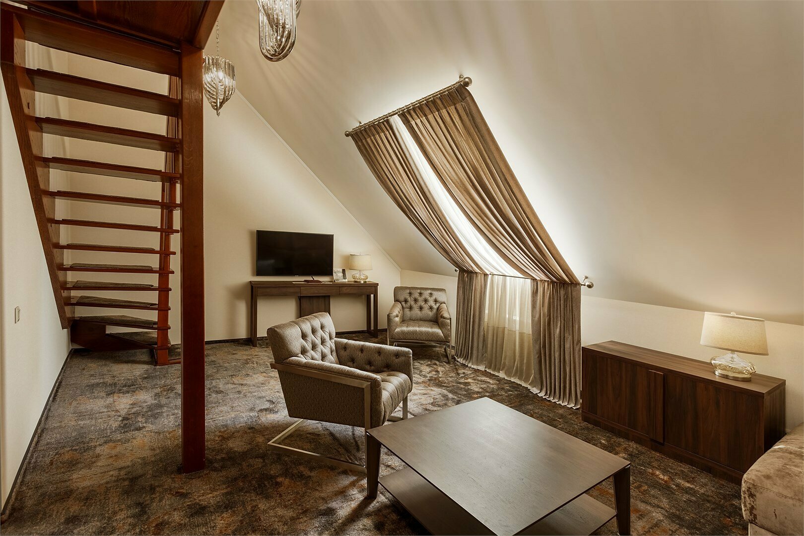 Гранд Люкс Амбассадори