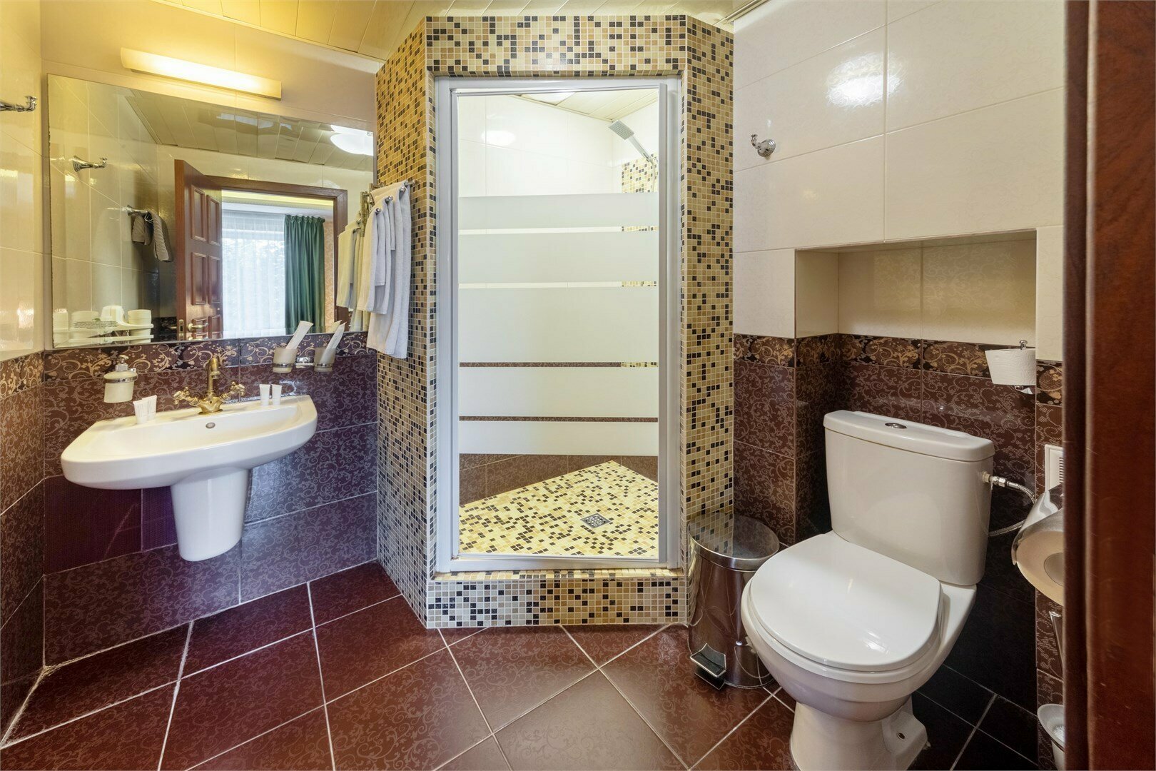 Полулюкс с душевой кабиной