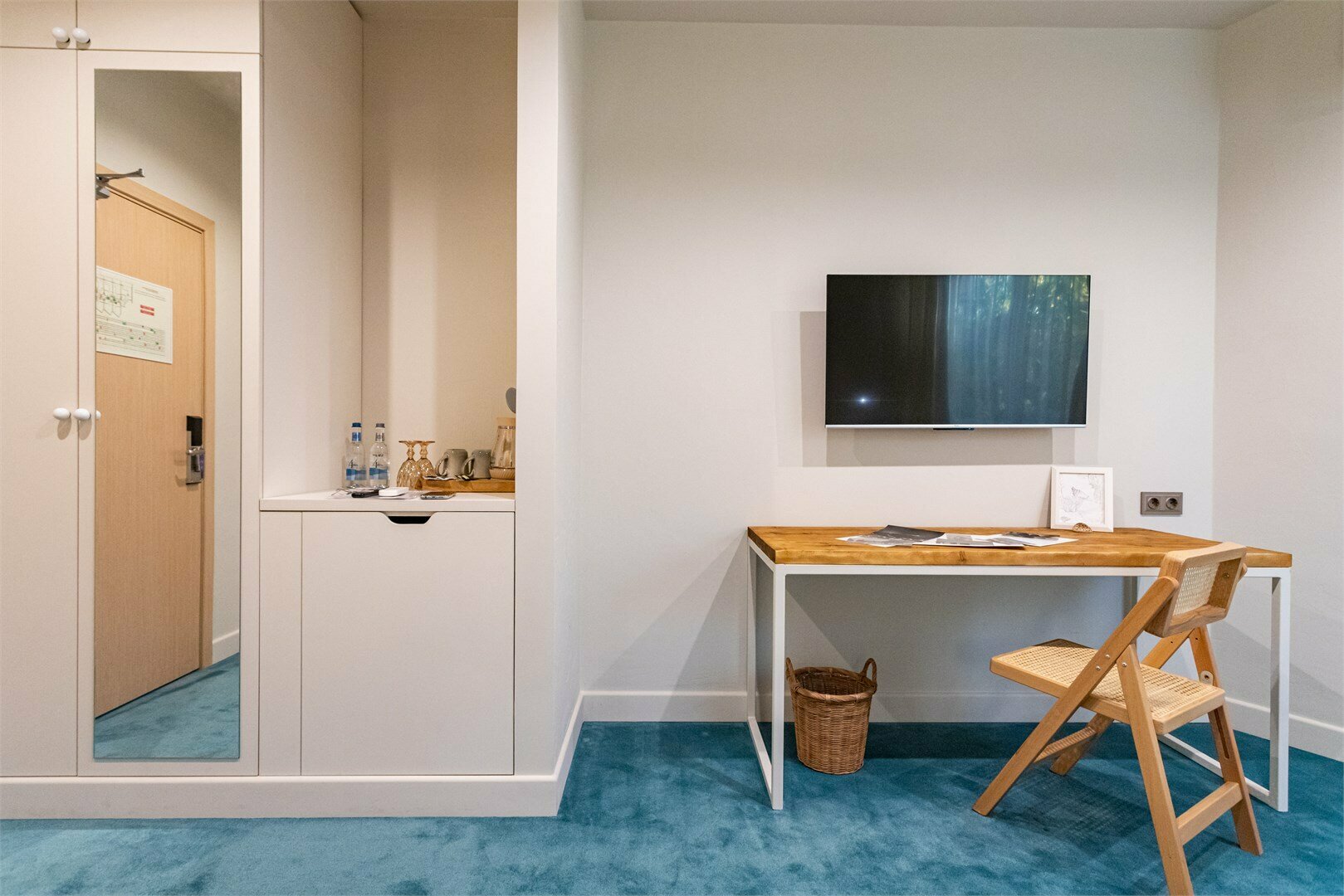 Стандартный номер c видом на город с окном