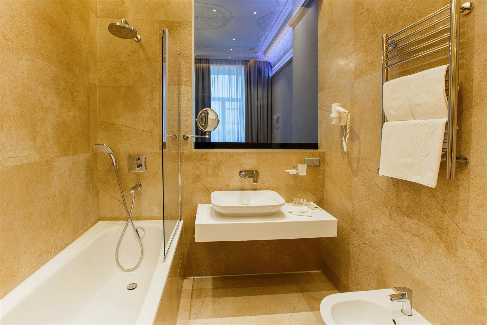 Улучшенный люкс с кроватью размера "king-size"