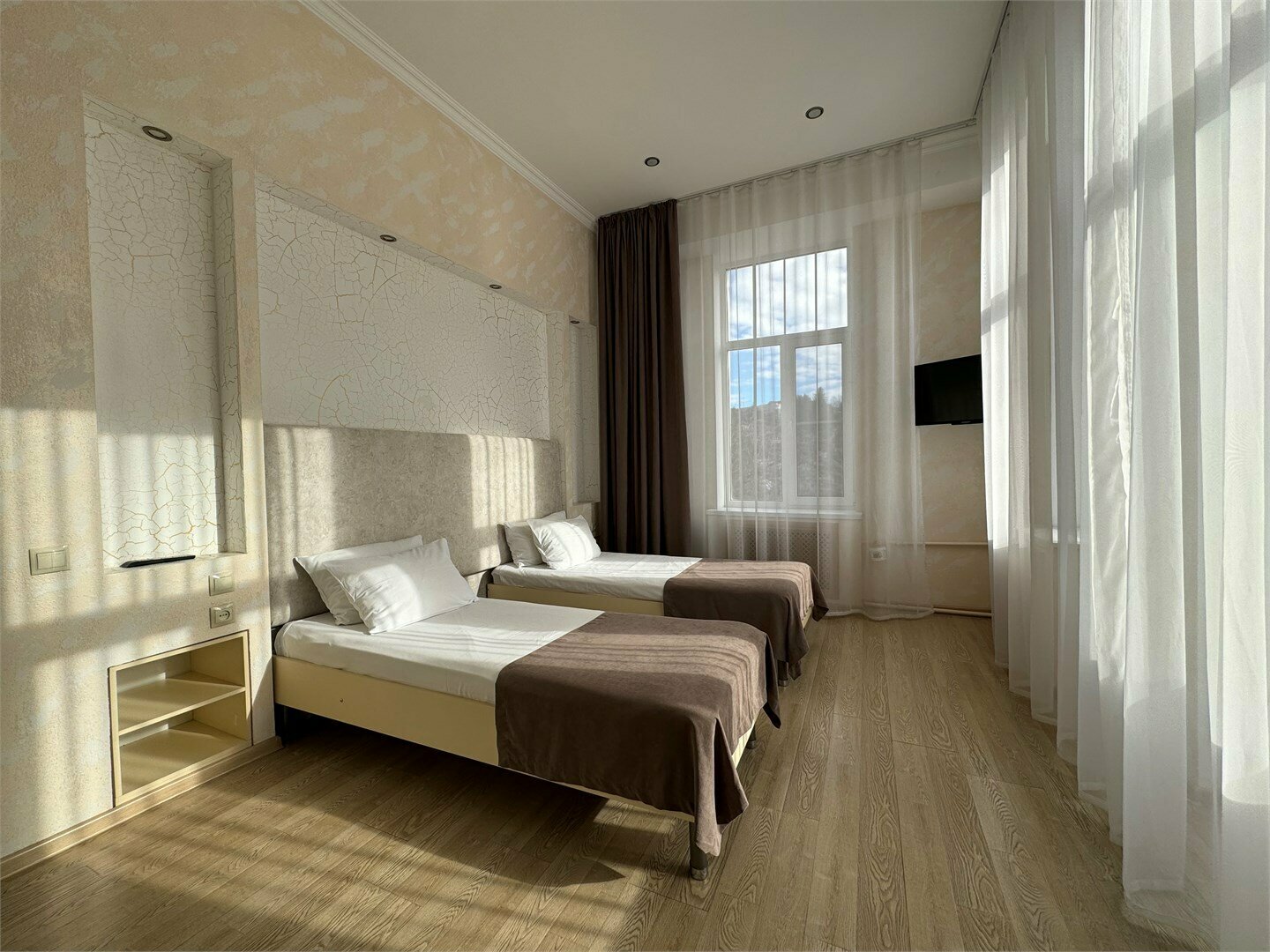 Двухкомнатный (изолированные комнаты) номер с балконом