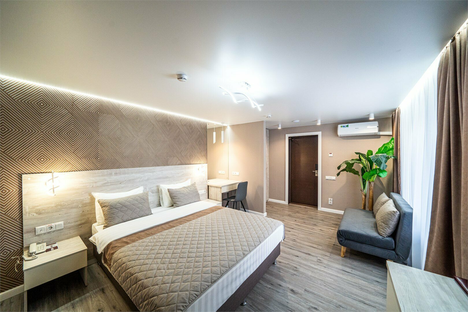 Люкс с кроватью размера «king-size» и балконом