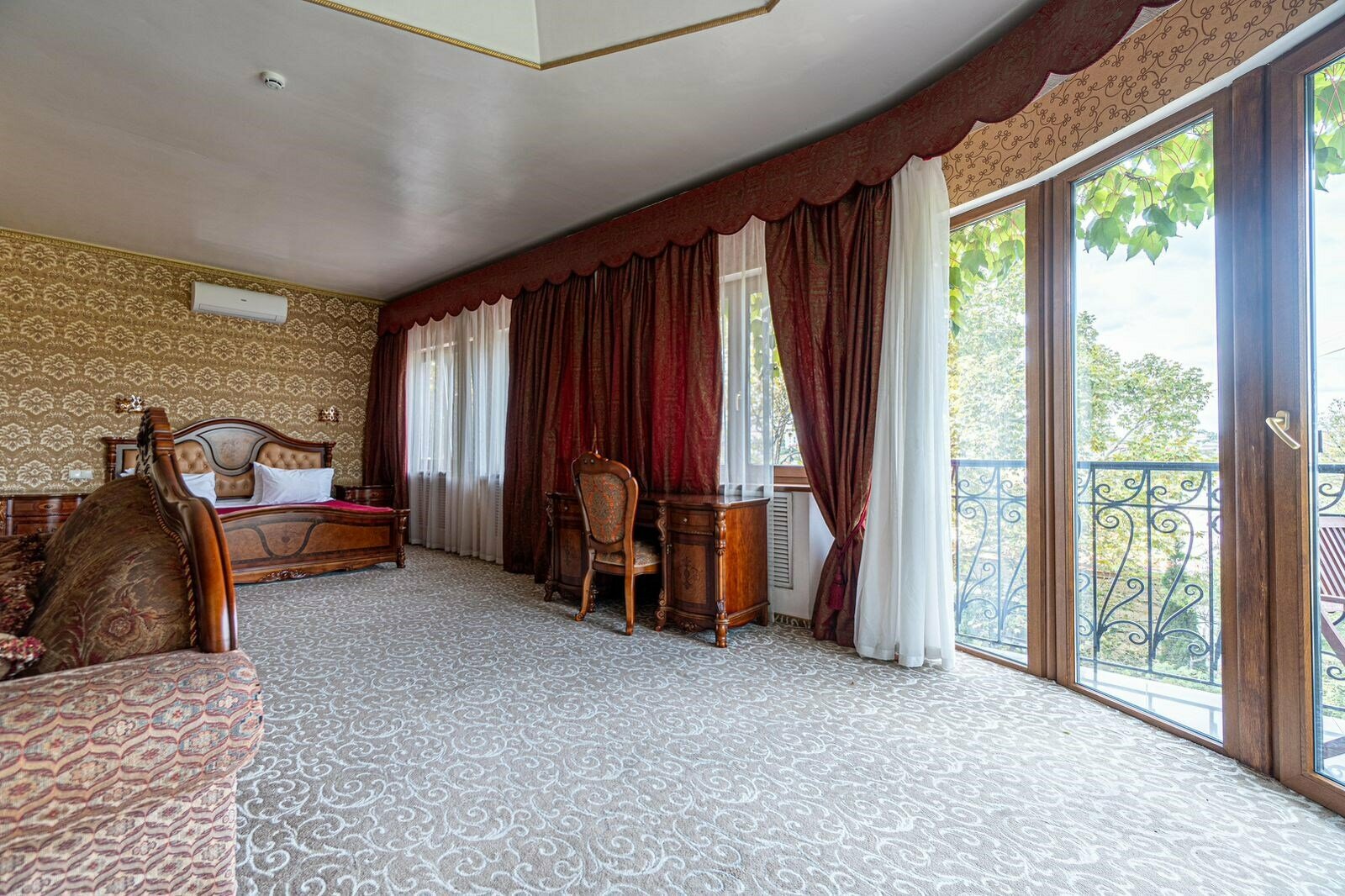 «Люкс» 104 с балконом и камином