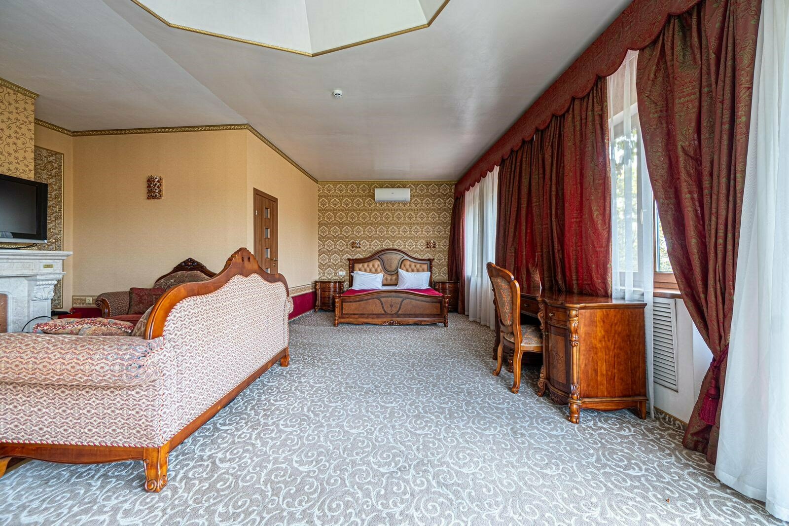 «Люкс» 104 с балконом и камином