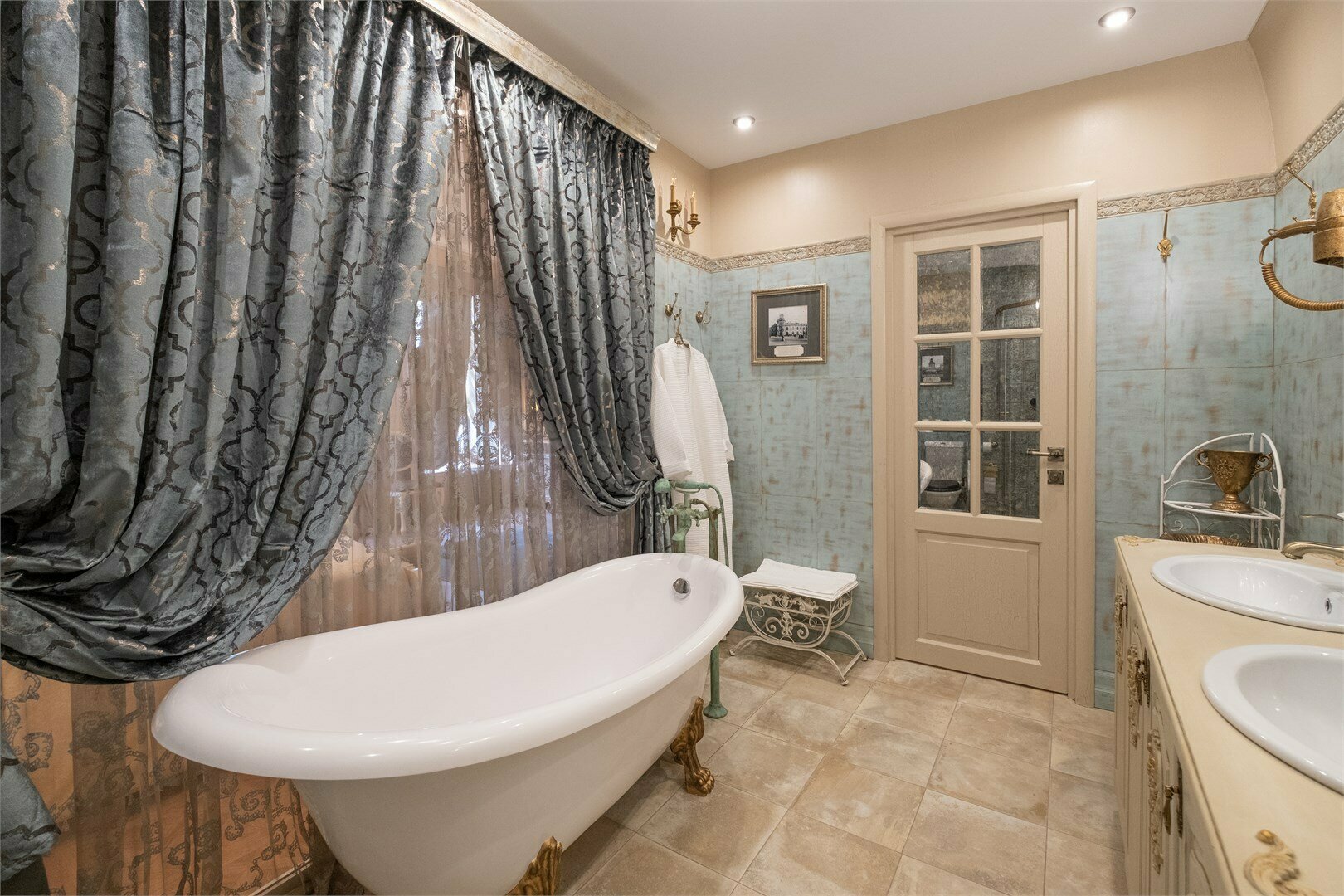 ДВОРЯНСКИЙ