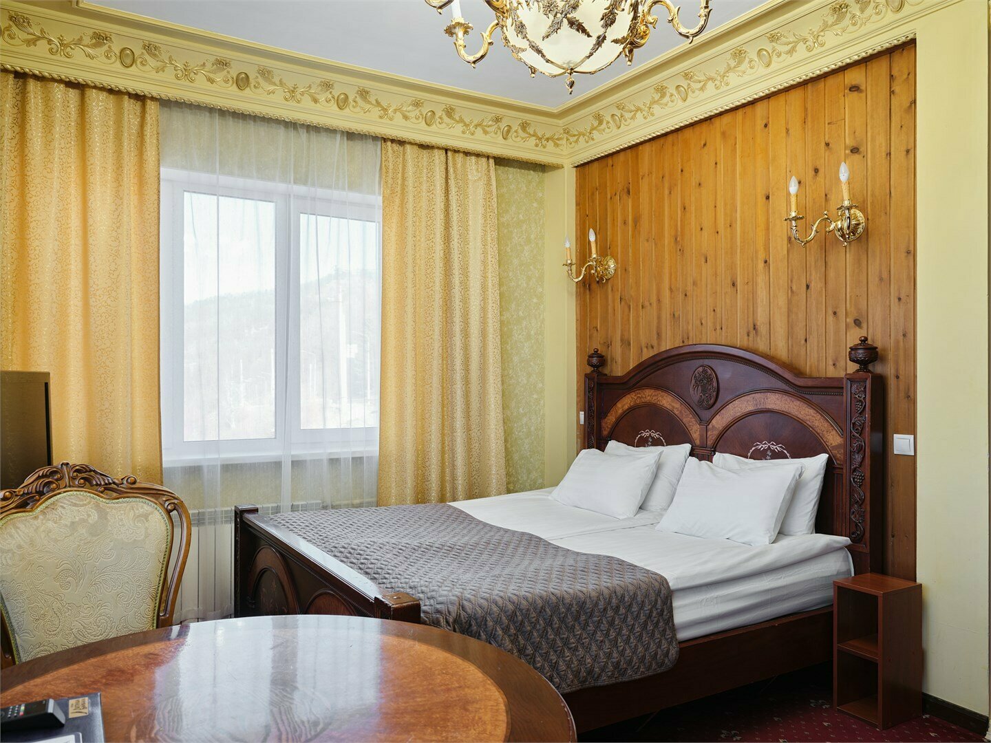 Высшая категория  Джуниор Сюит "Классик" -Двухместный DBL с балконом, с видом на Байкал