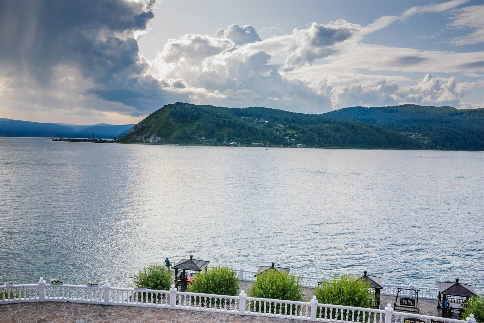 Первая категория-"Гранд" -Двухместный DBL/ TWN, с балконом, с видом на Байкал