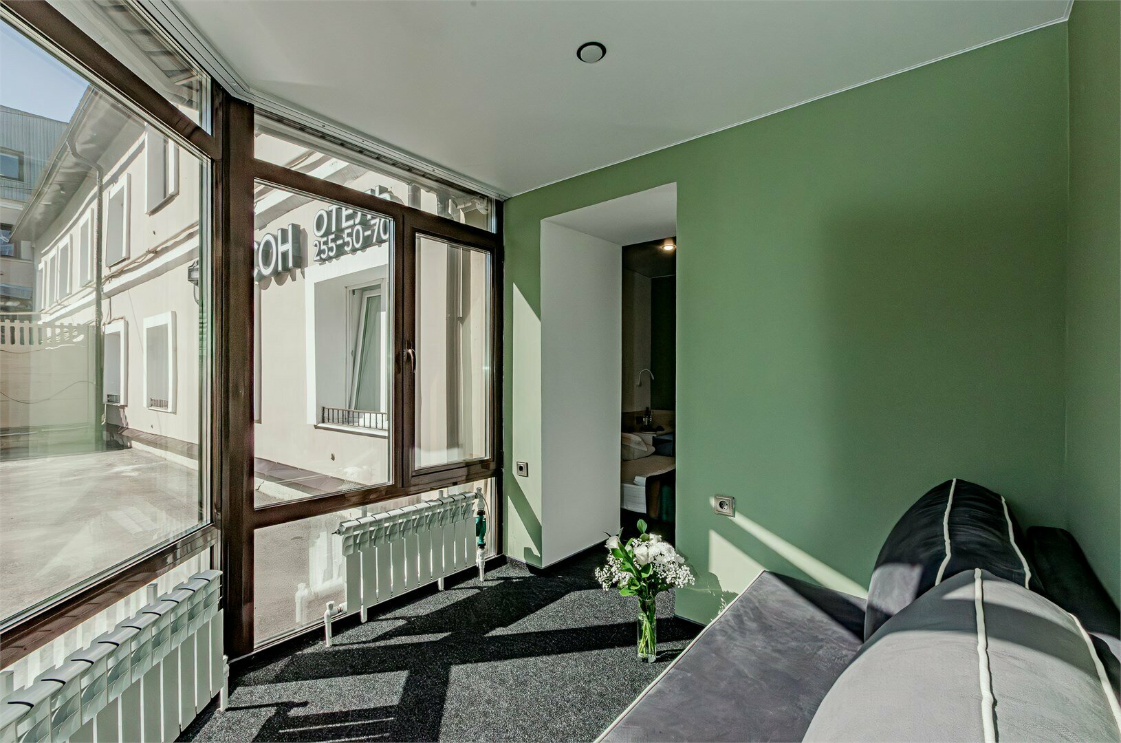 Четырехместный номер с диваном