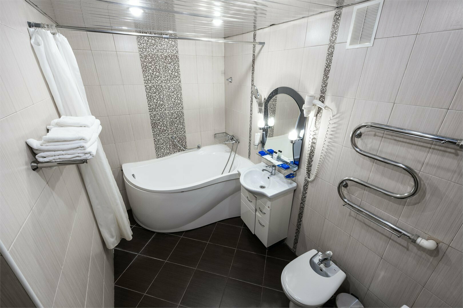 Джуниор Сюит