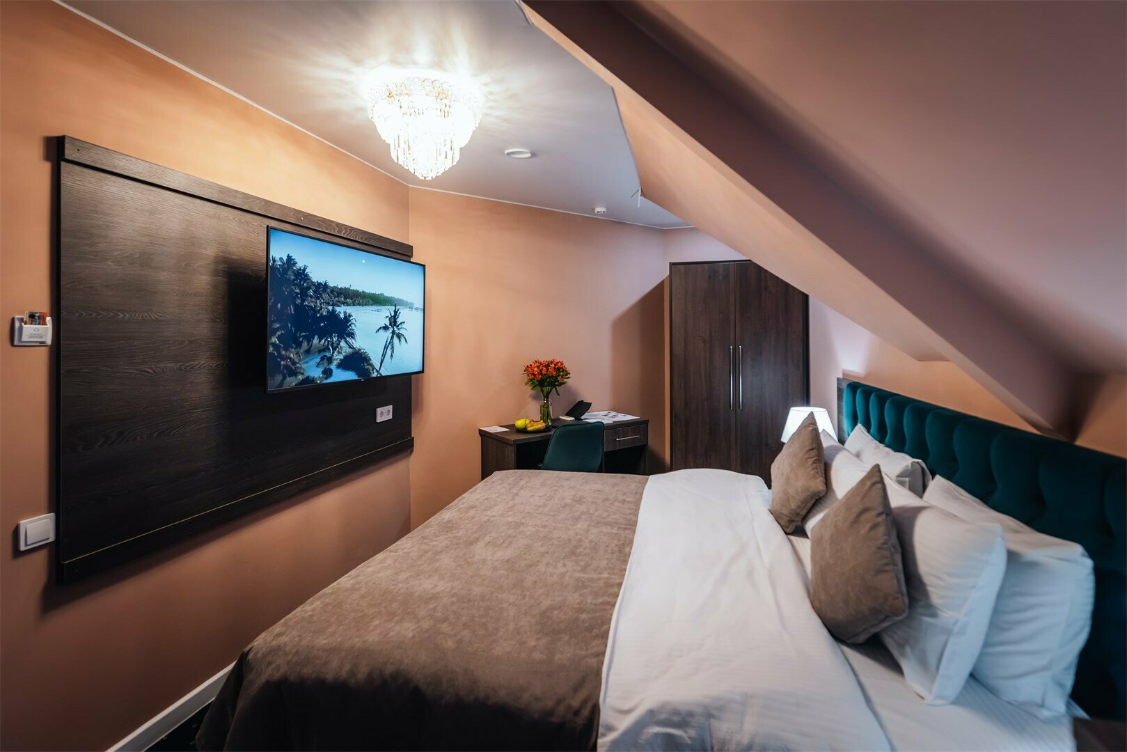 Номер на мансарде с окнами во двор