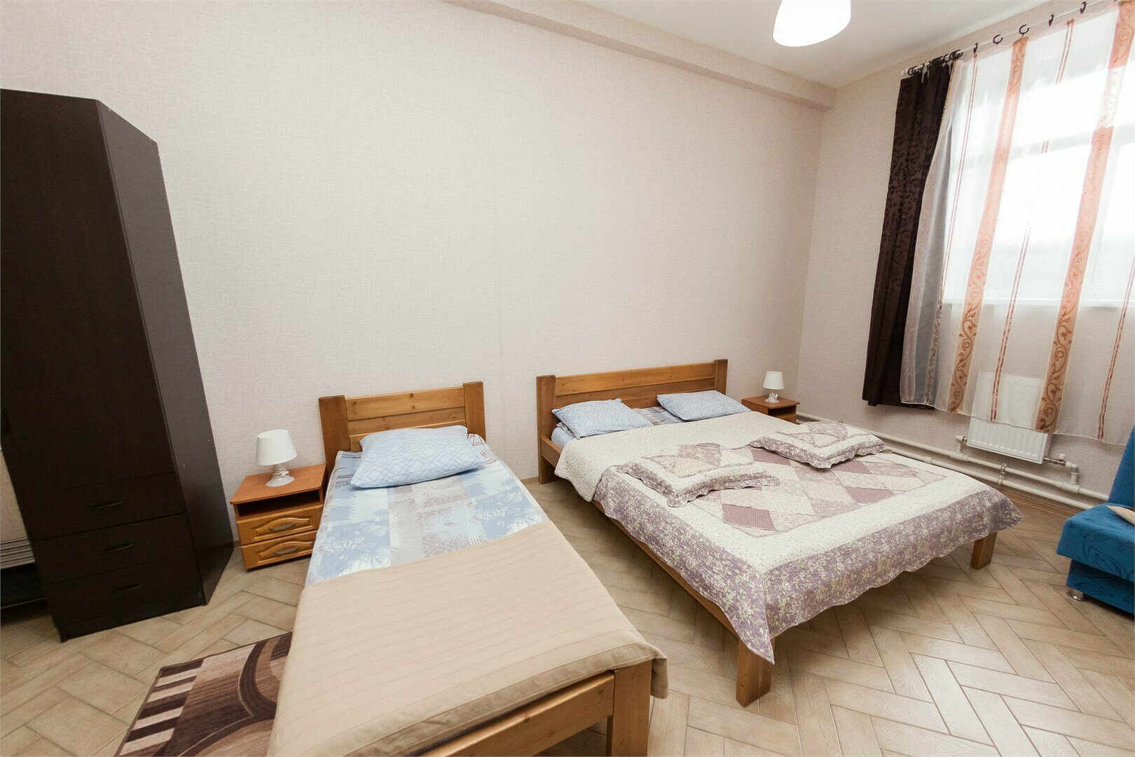 Семейный 2010 трехместный номер с  доп.местом диван и мини-кухней.