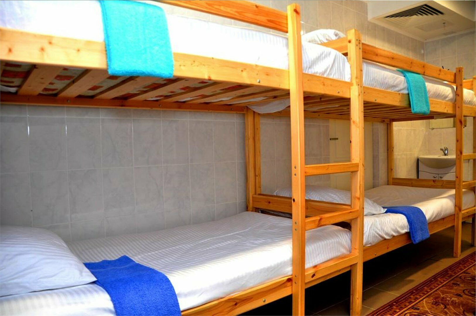 Койка место в 6-местной комнате для мужчин