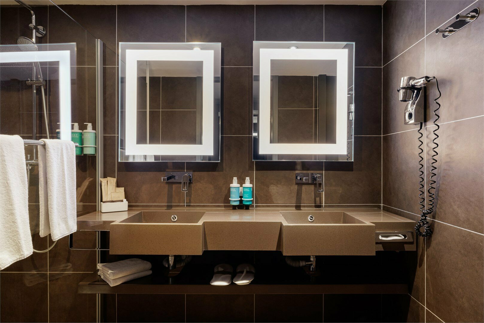 Представительский номер с 1 двуспальной кроватью и раскладным диваном,вид в атриум