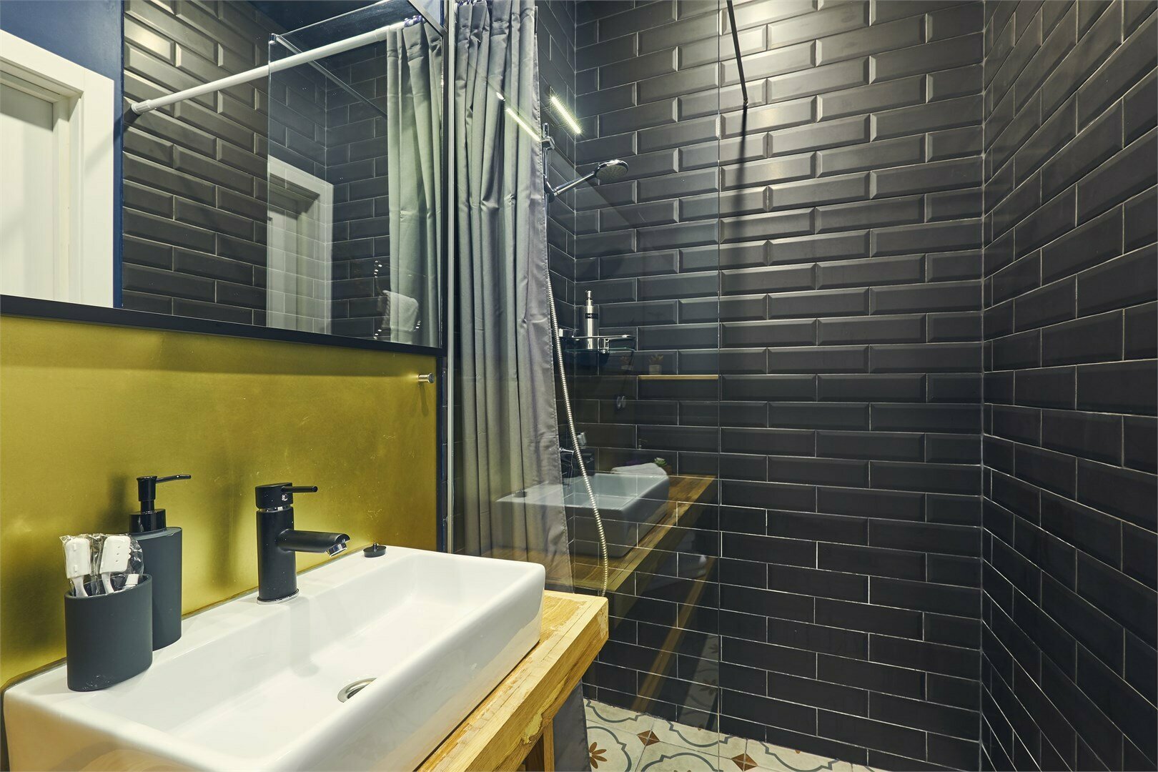 Улучшенный номер-студио с видом на город DBL+SINGLE