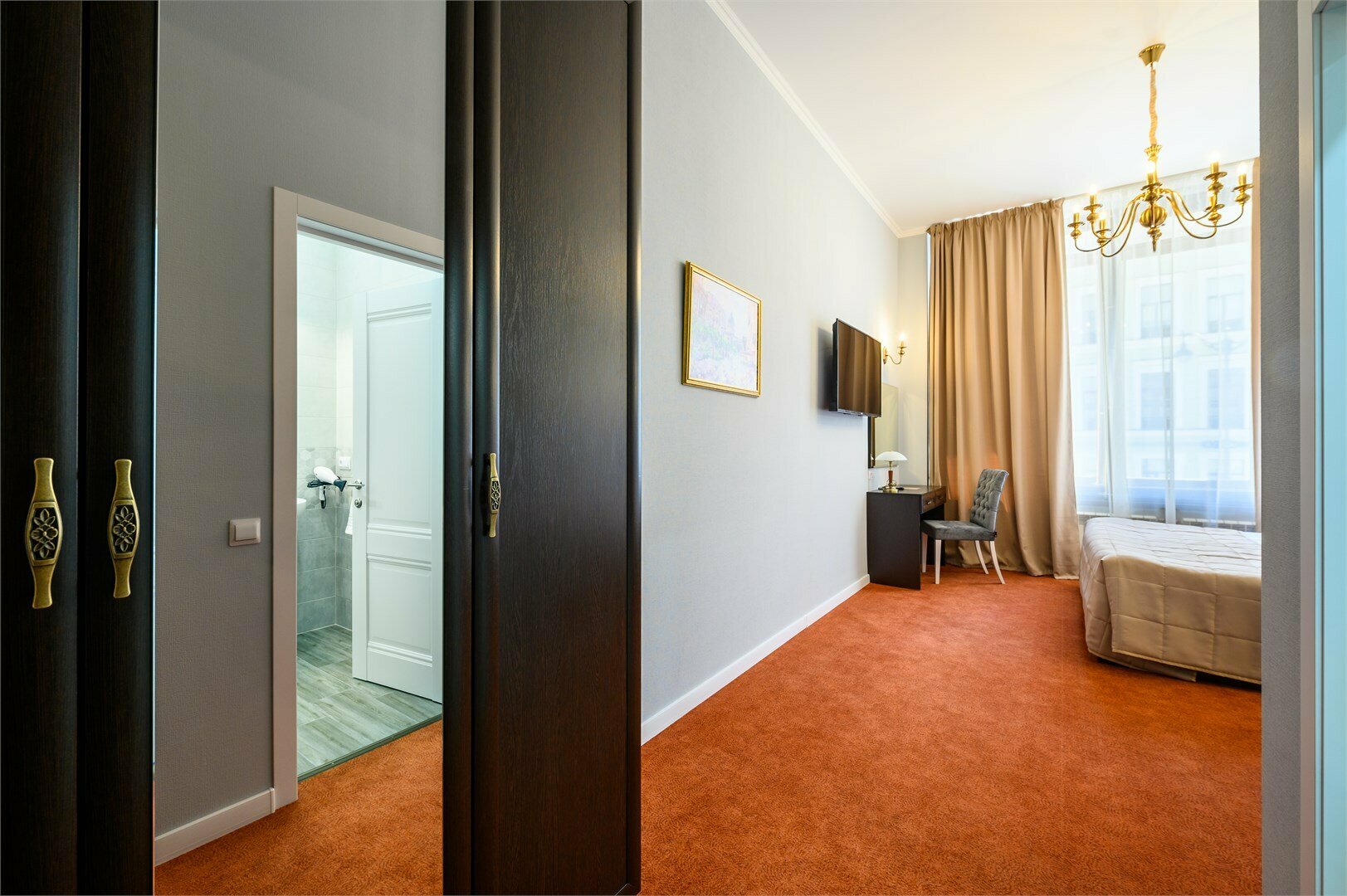 Новые апартаменты с панорамным видом для 4 чел-к у Исаакиевского собора (кровать 180см и диван, потолки 3.80, кондиционер)