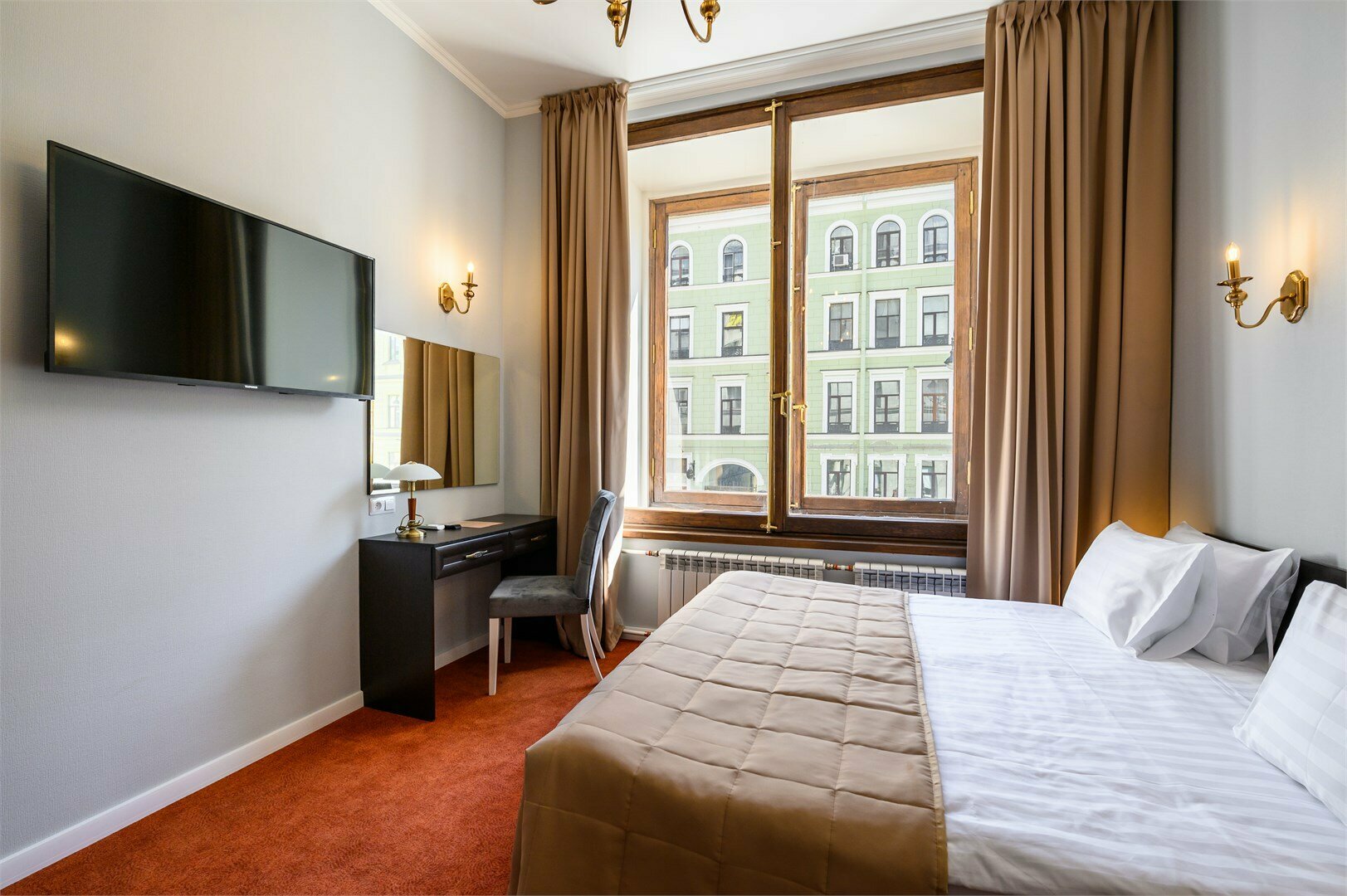 Новые апартаменты с панорамным видом для 4 чел-к у Исаакиевского собора (кровать 180см и диван, потолки 3.80, кондиционер)